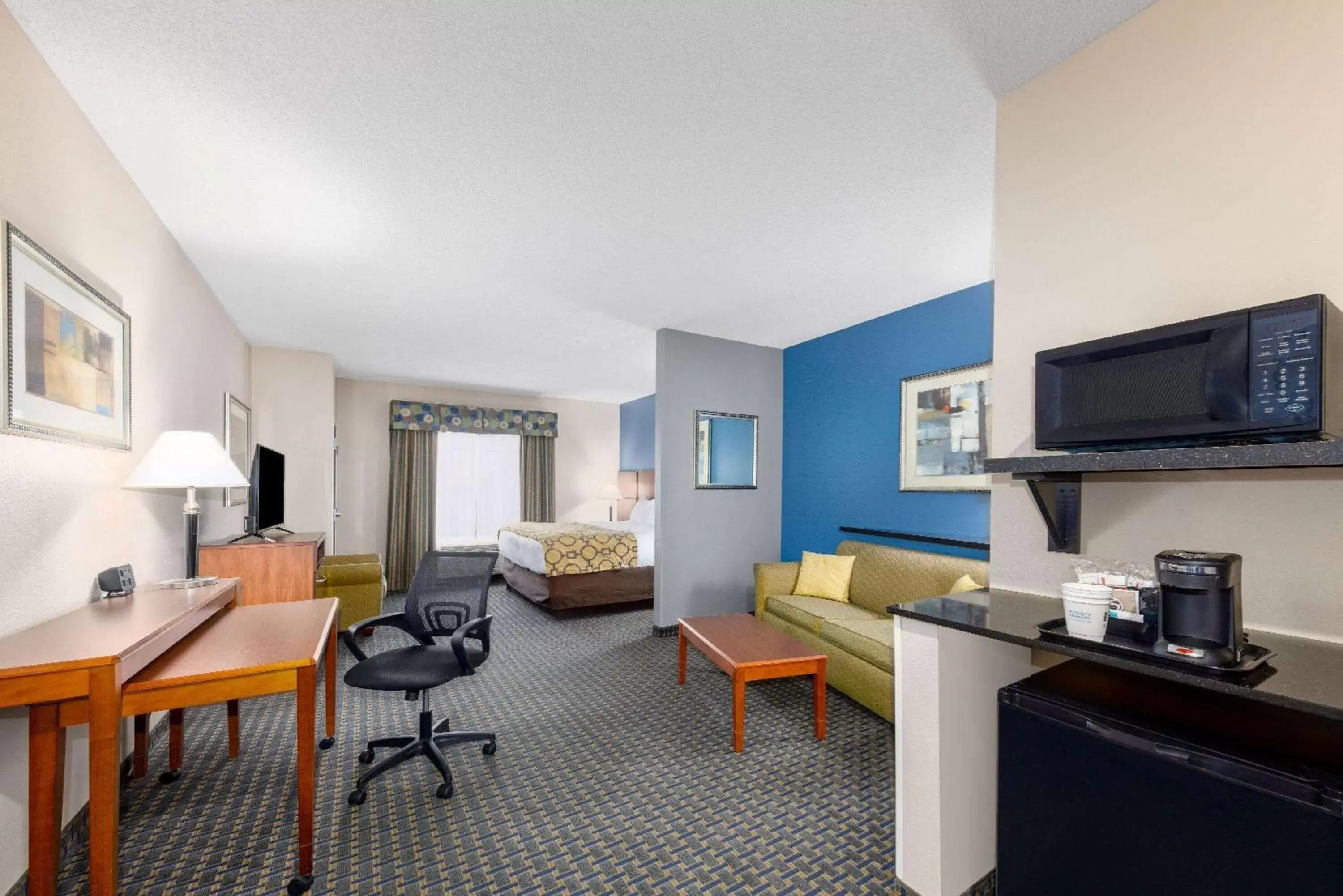 Photo of the whole room in Baymont by Wyndham Pratt Photo of the whole room in Baymont by Wyndham Pratt