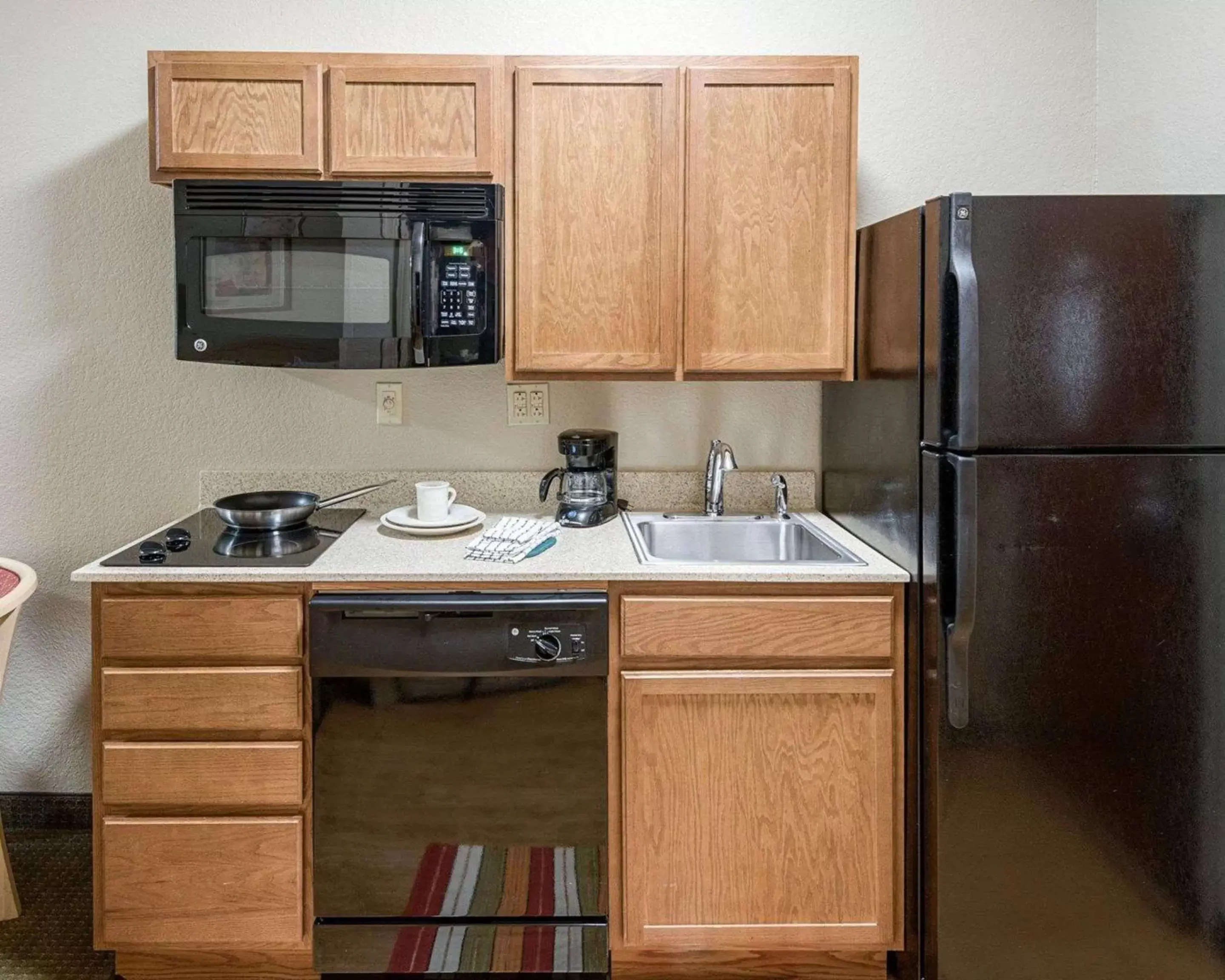 Photo of the whole room, Kitchen/Kitchenette in Suburban Studios Morgantown