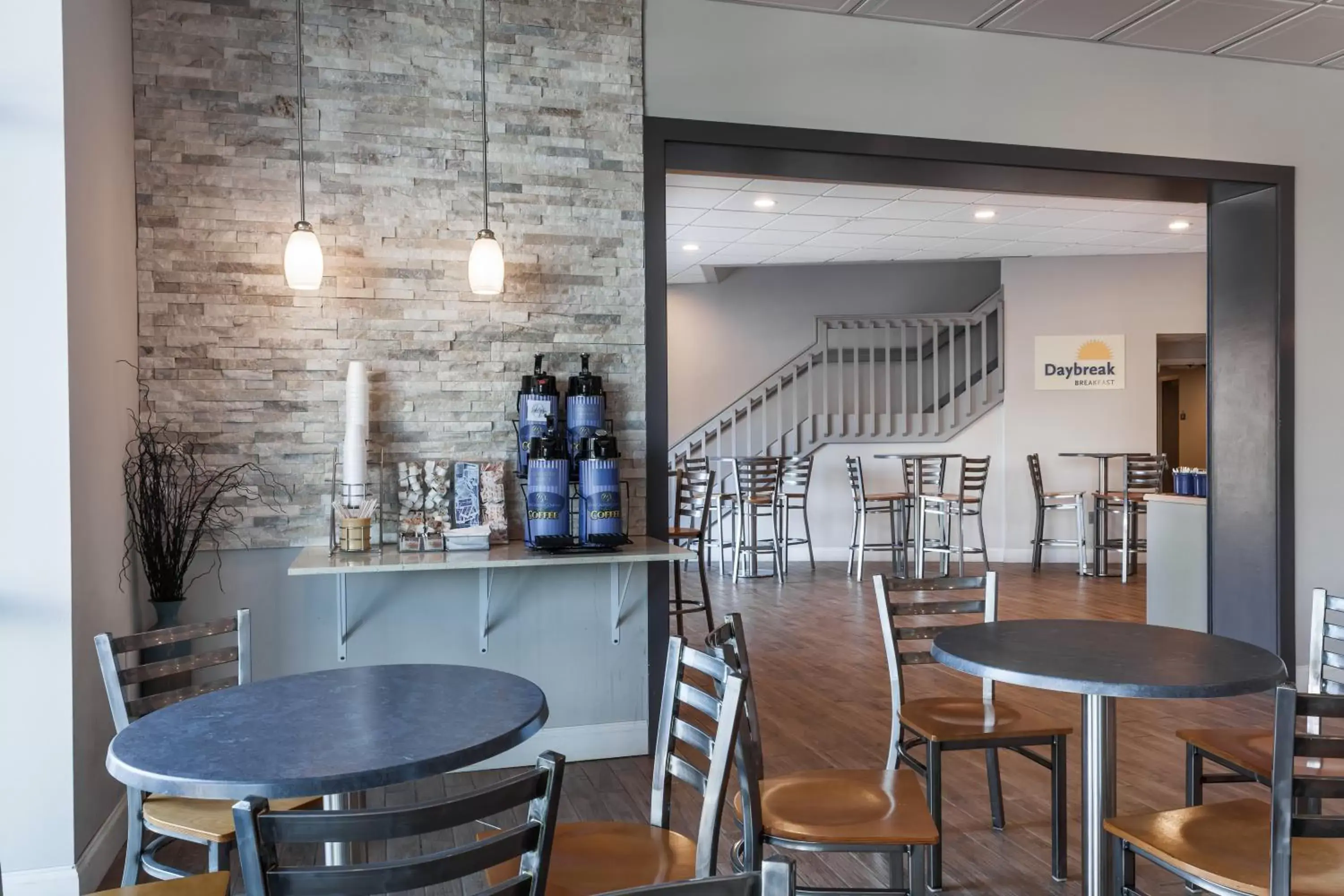 Continental breakfast, Lounge/Bar in Days Inn & Suites by Wyndham Lancaster Amish Country