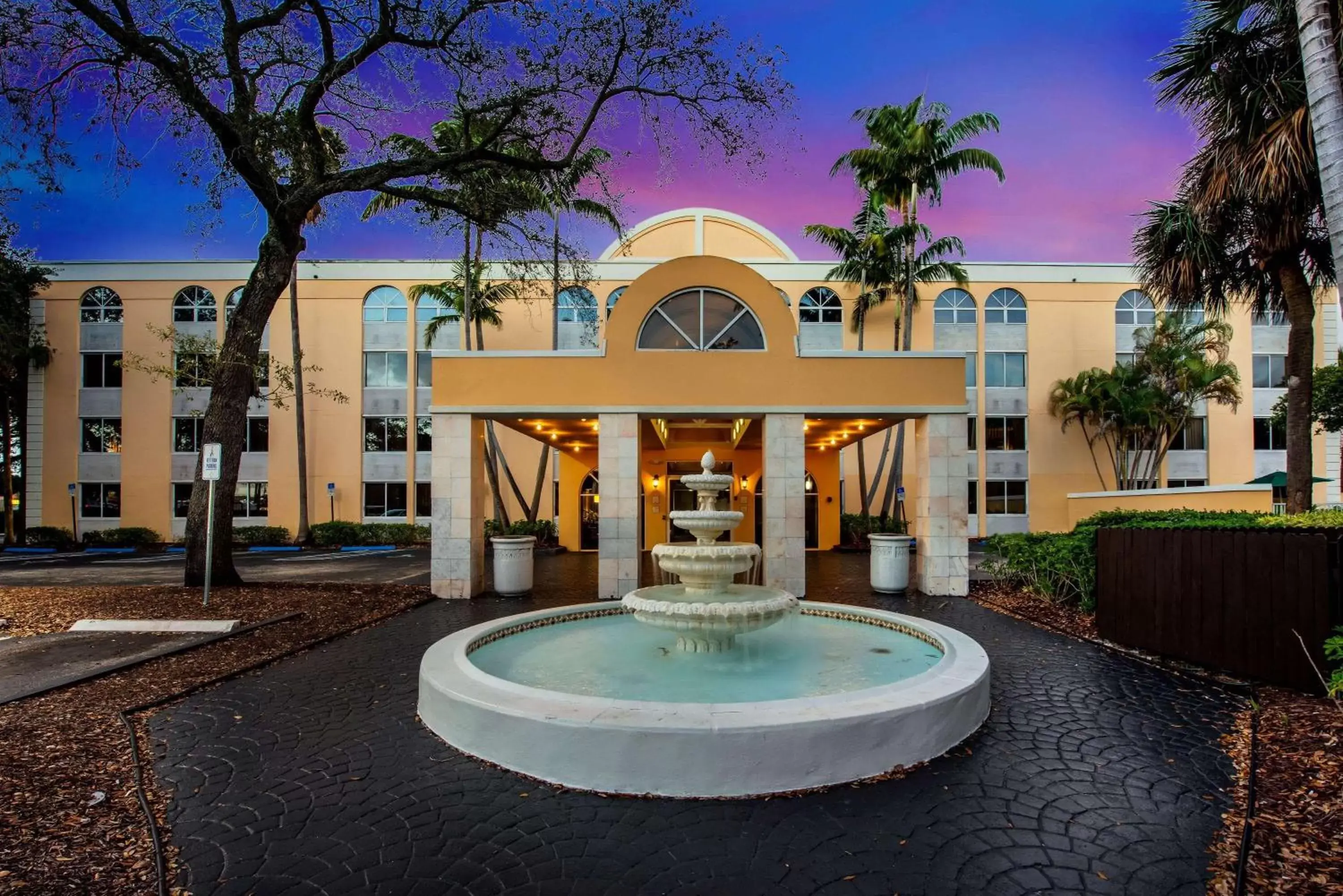 Property building, Swimming Pool in La Quinta by Wyndham Fort Lauderdale Tamarac