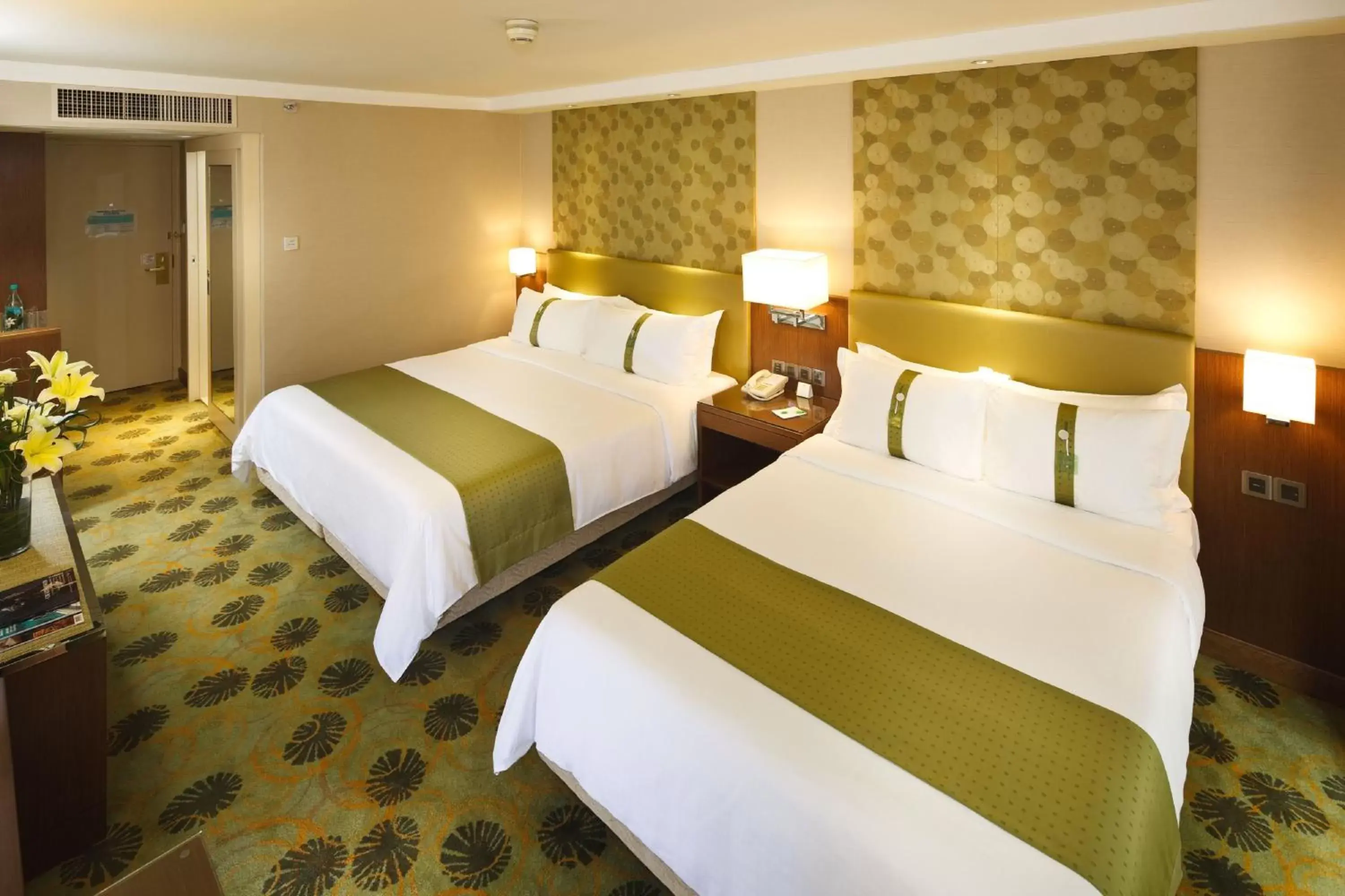 Photo of the whole room, Bed in Holiday Inn Golden Mile, an IHG Hotel