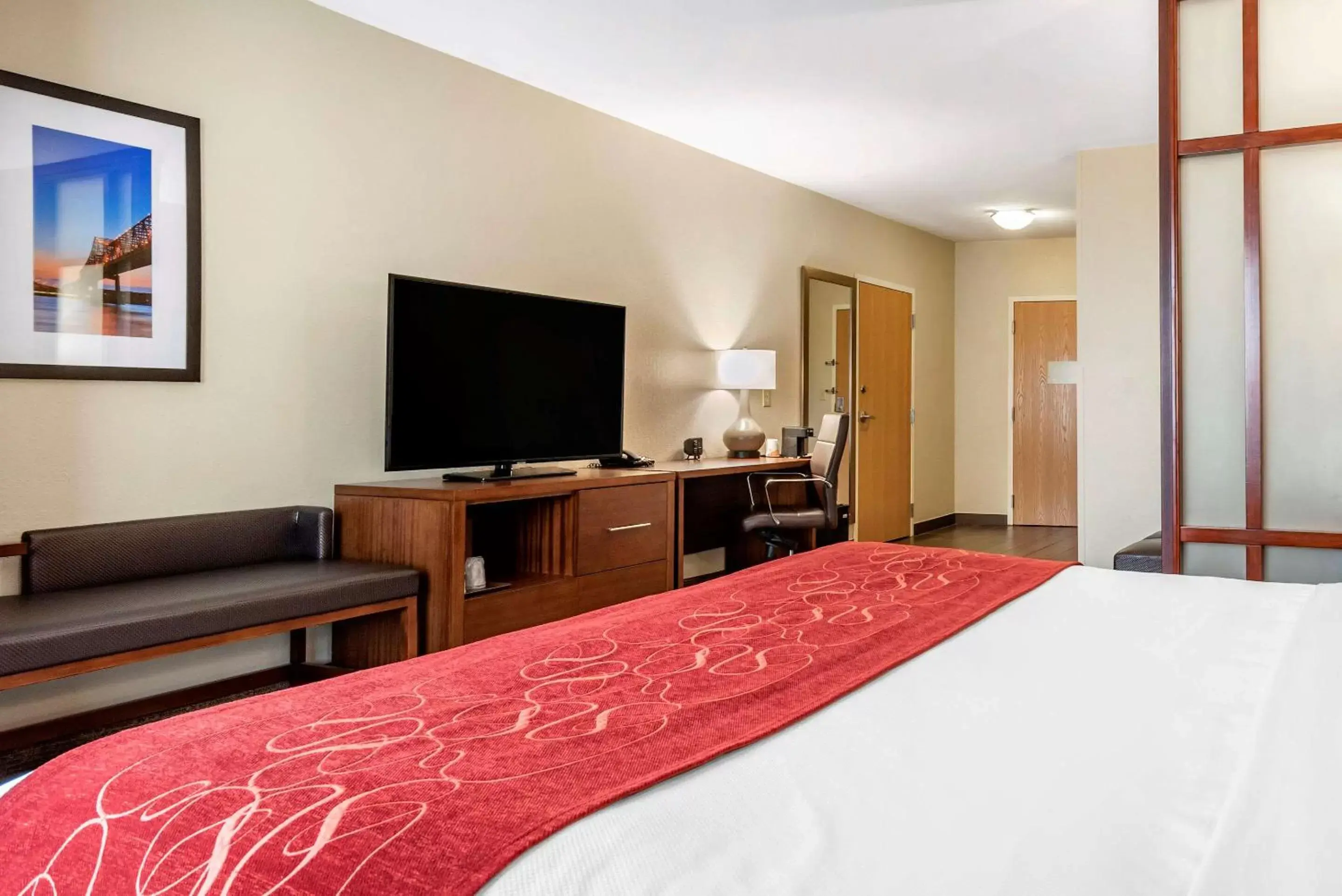 Photo of the whole room, Bed in Comfort Suites Airport Flowood