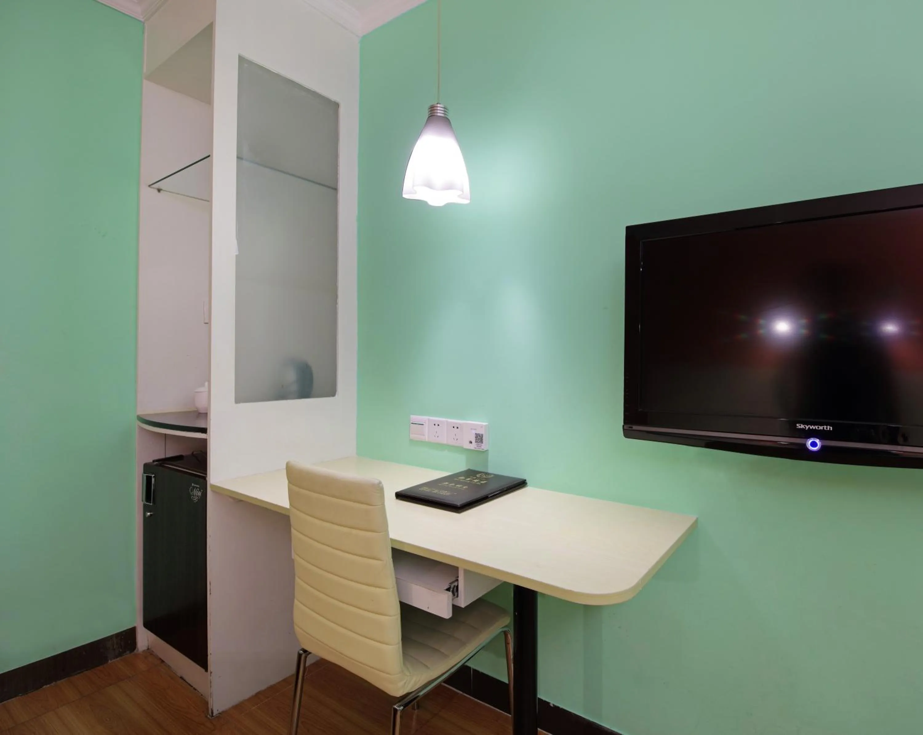 Shower, TV/Entertainment Center in LN Whitehouse Hotel