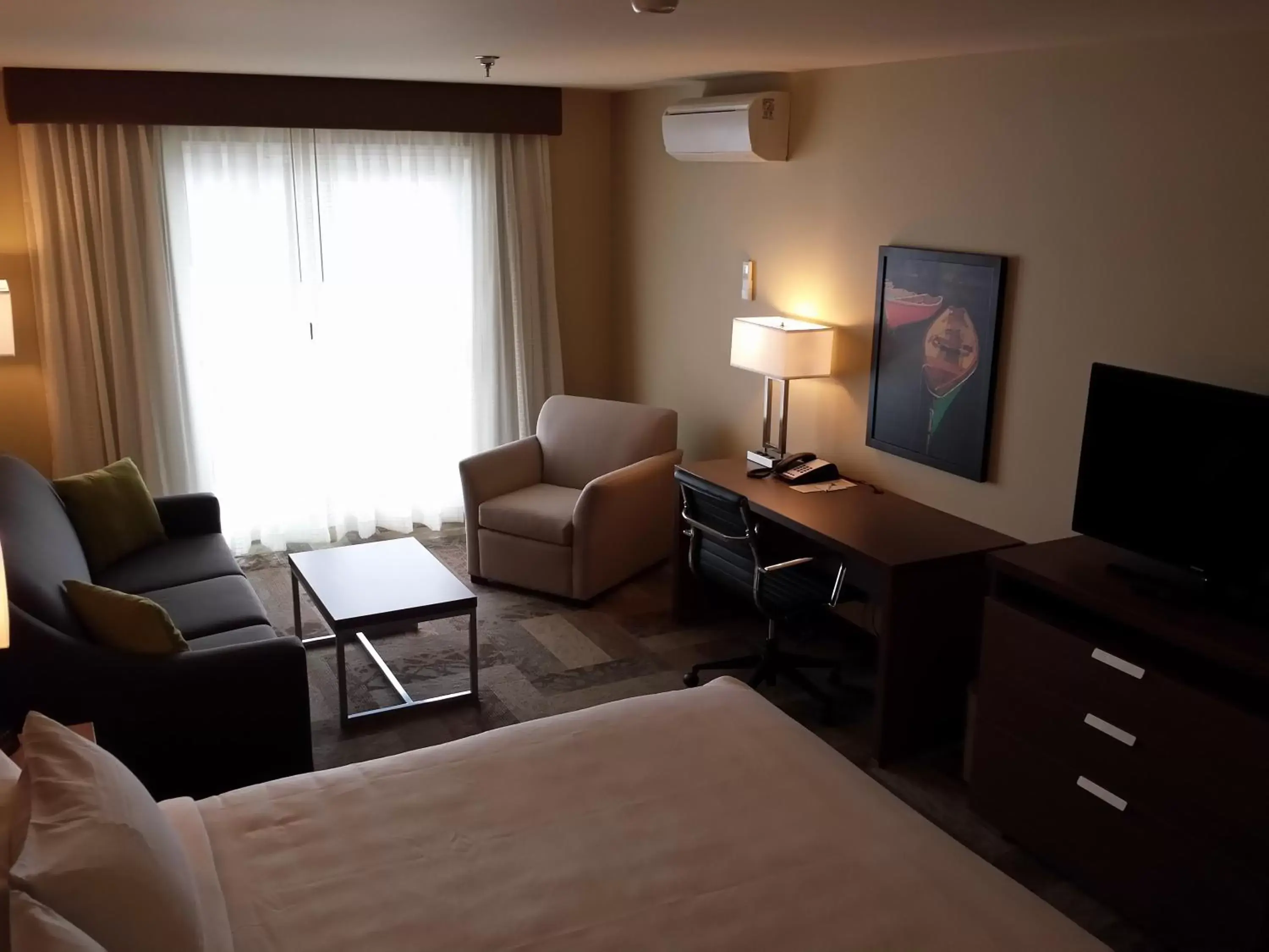 Bedroom, Seating Area in Belfast Harbor Inn