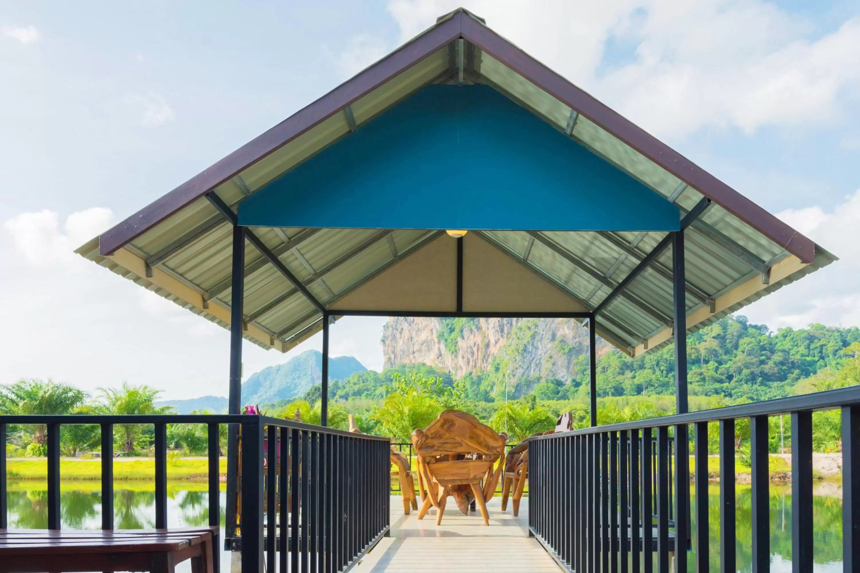 Balcony/Terrace in Baannai Lake View Resort