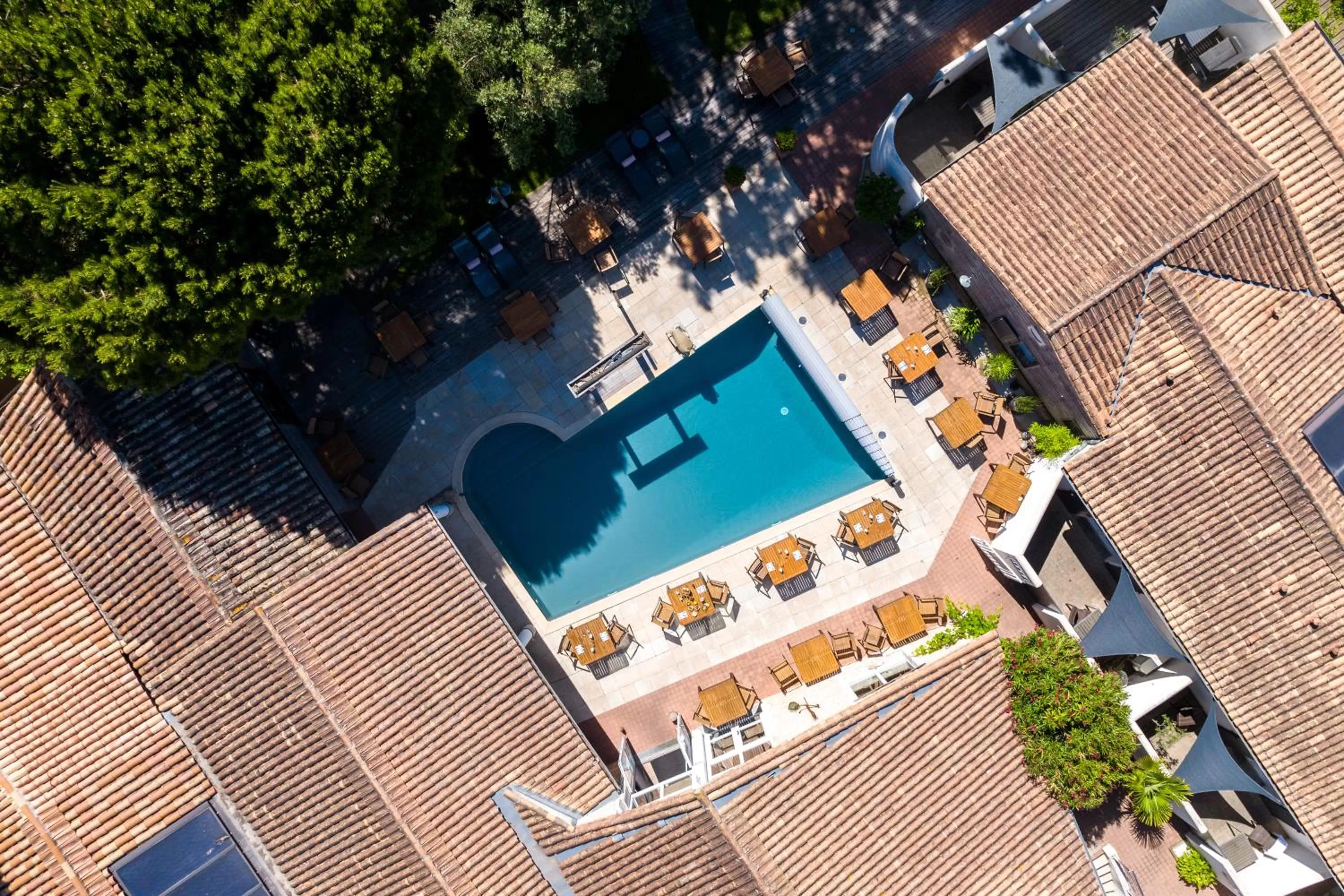 Property building in Elégance Suites Hôtel