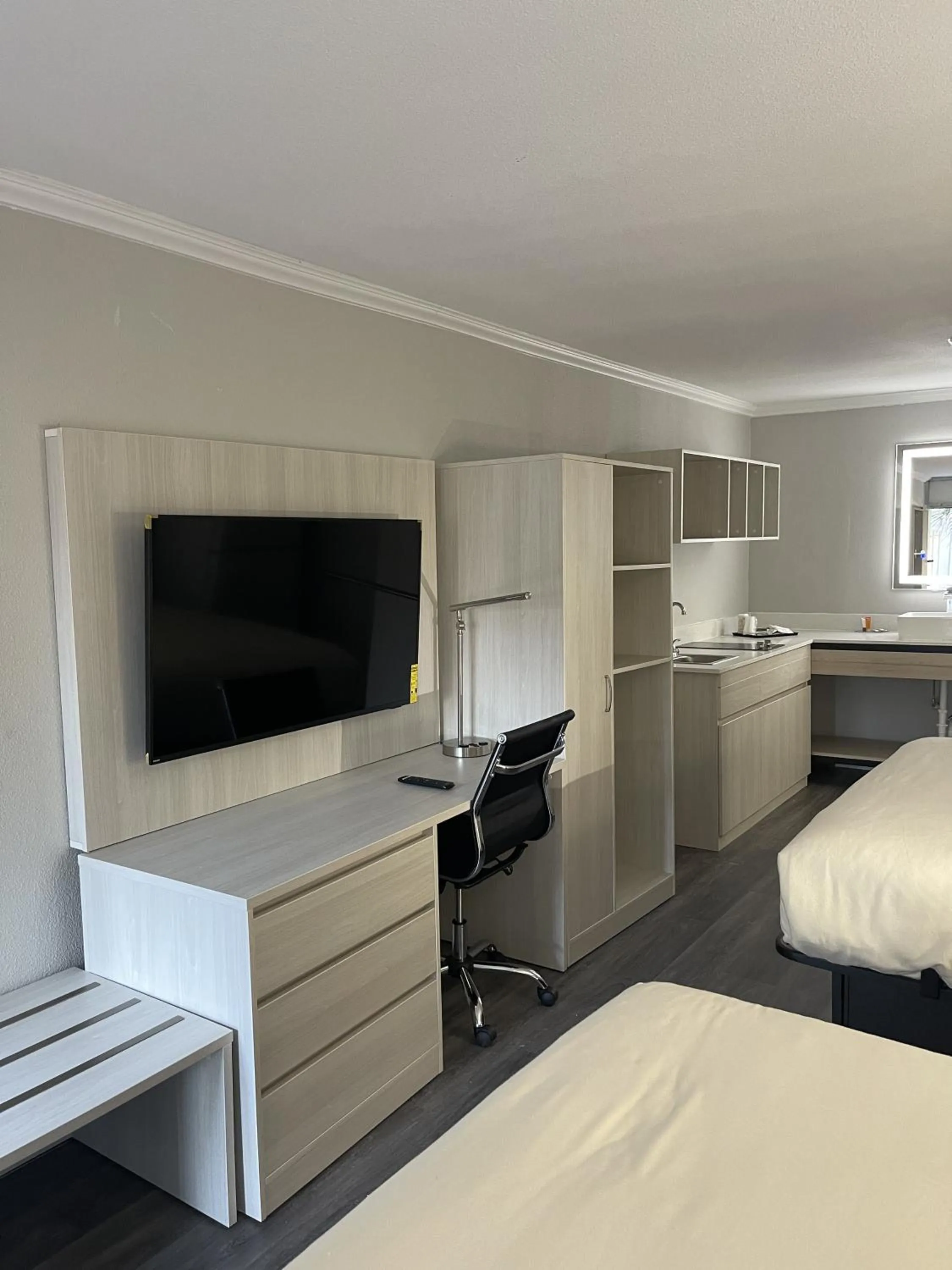 TV and multimedia, Bed in MainStay Suites Florence - Darlington