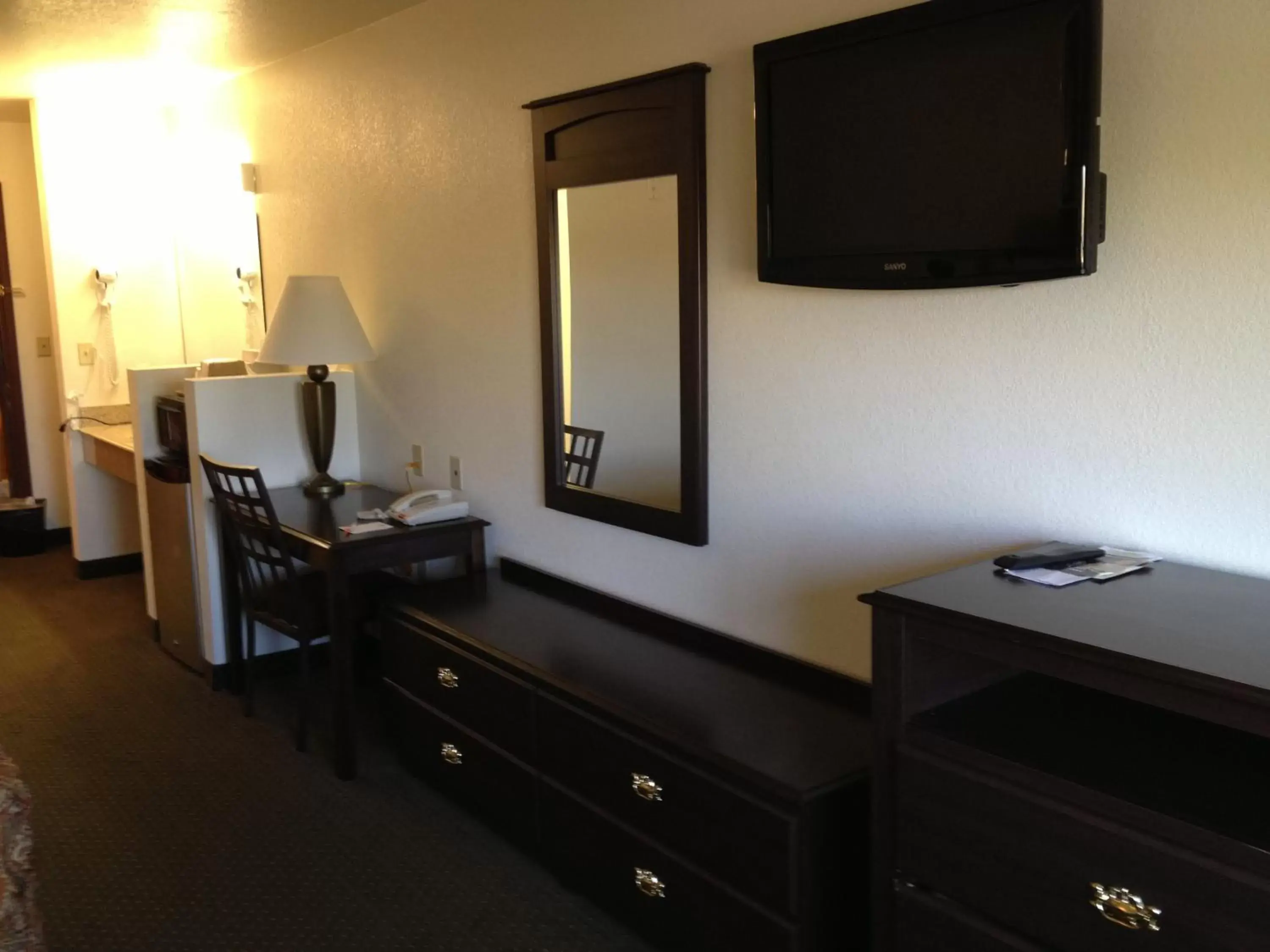 Photo of the whole room, TV/Entertainment Center in Howard Johnson by Wyndham Lubbock TX