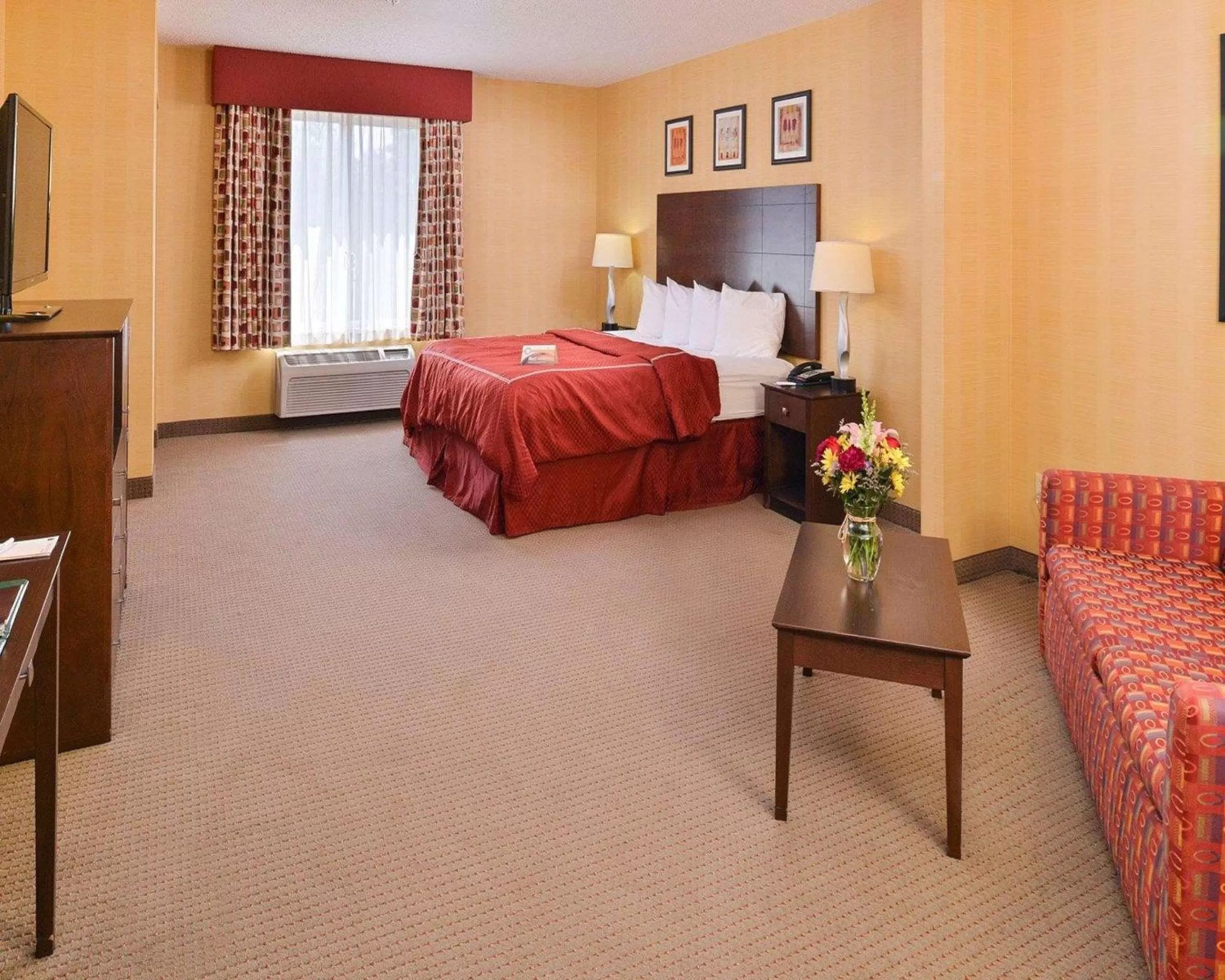Photo of the whole room, Bed in Quality Suites Stratford