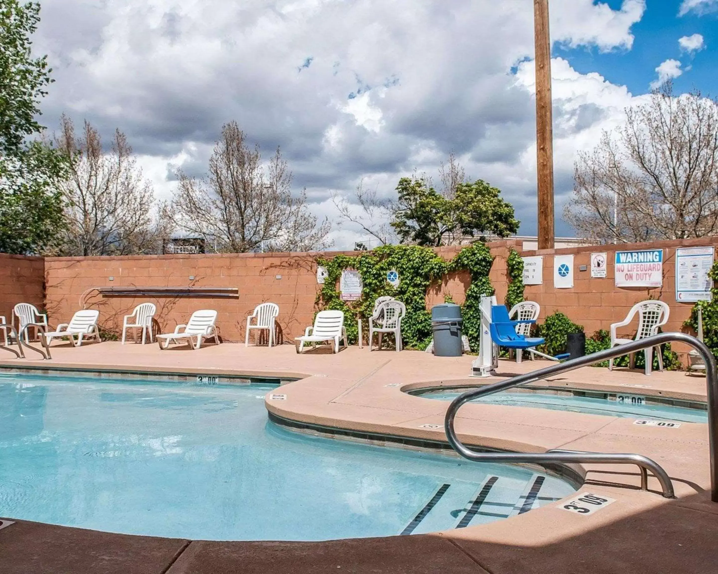 On site, Swimming Pool in Econo Lodge Inn & Suites Santa Fe