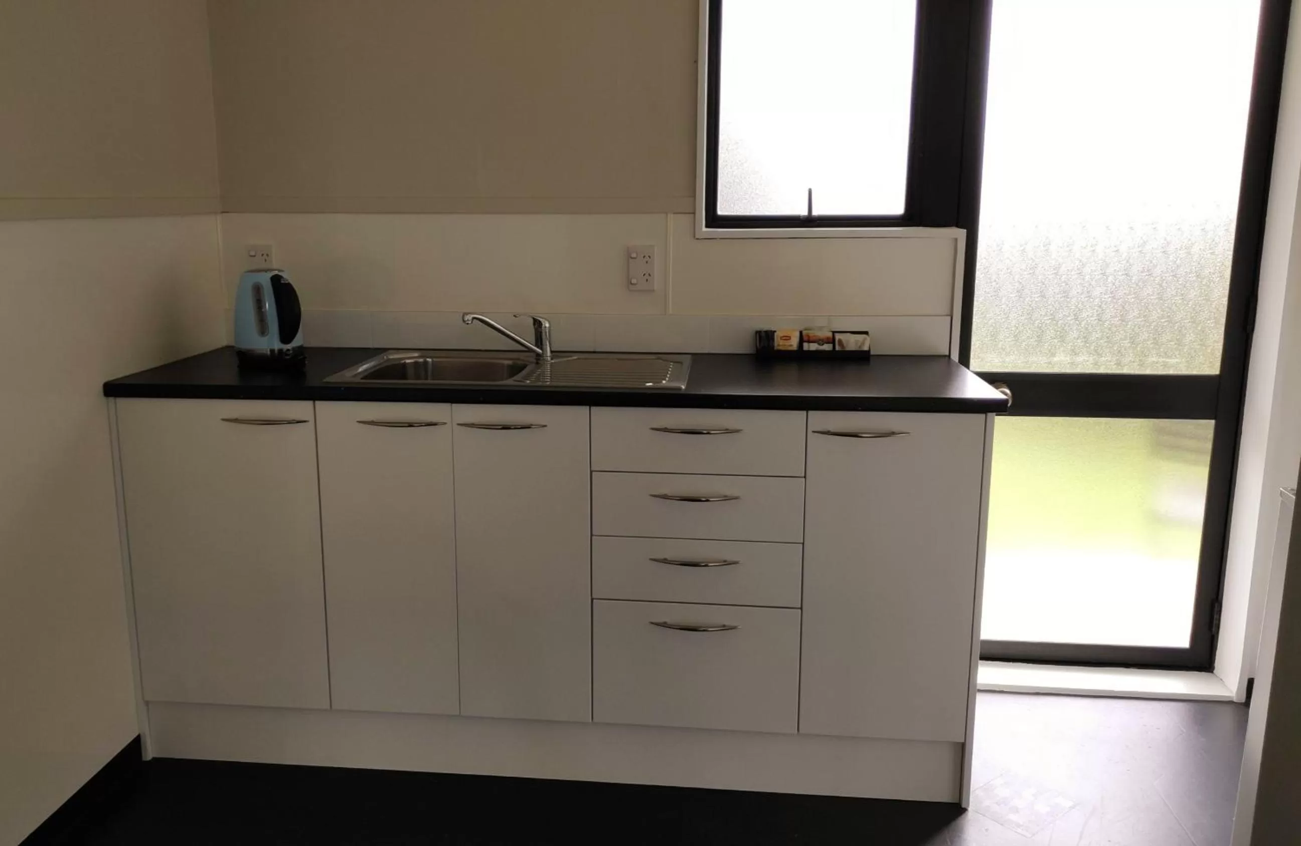 Kitchen or kitchenette in Drury Motor Lodge