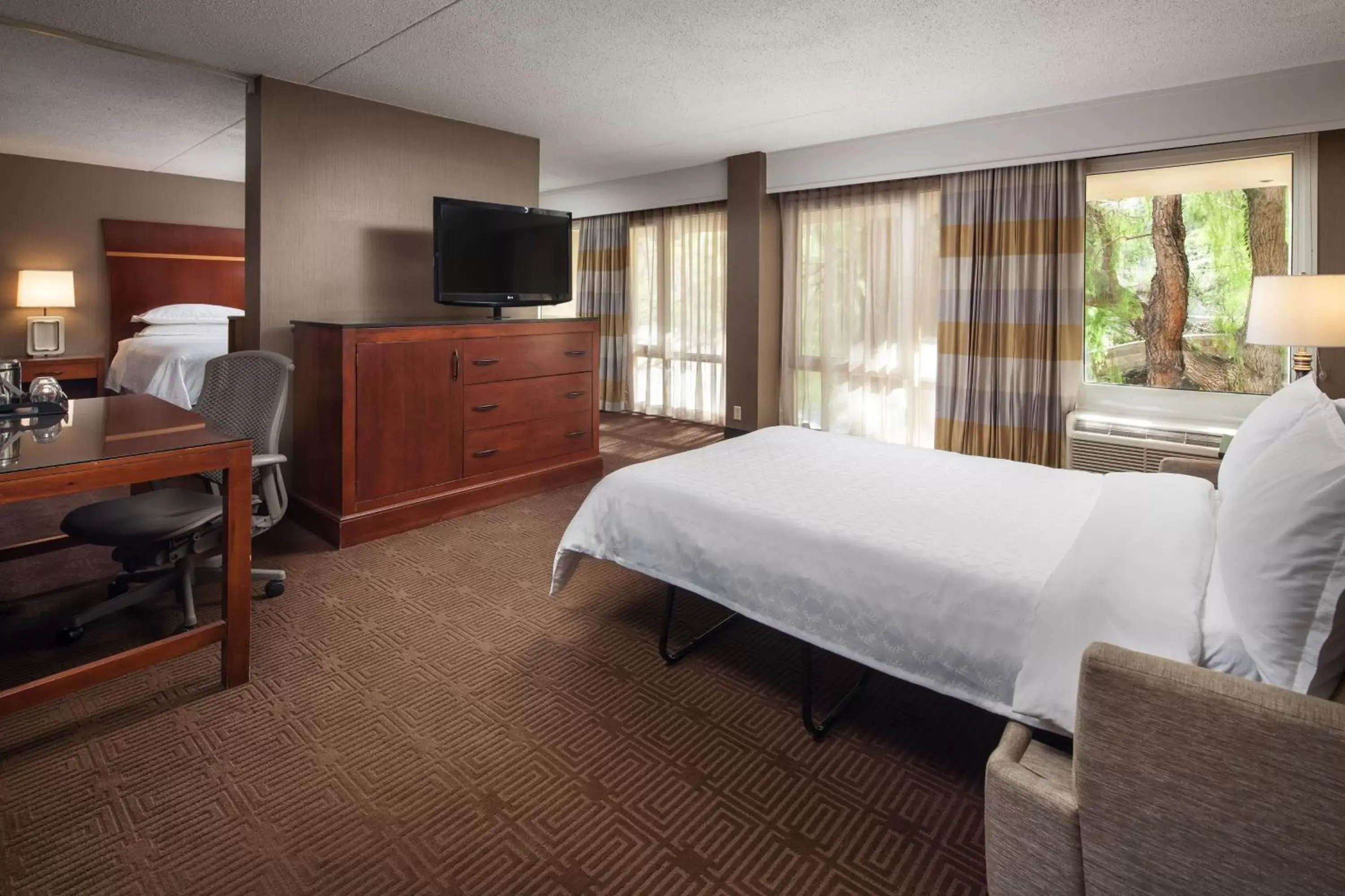 Bedroom in Sheraton Agoura Hills Hotel