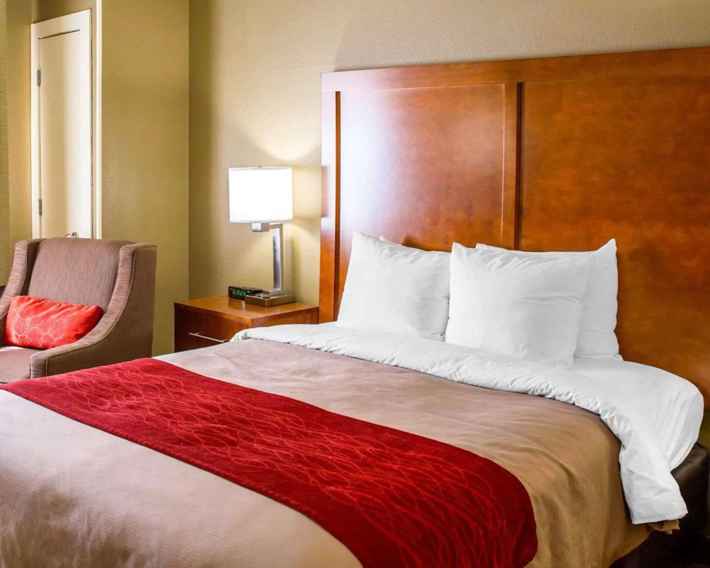 Bedroom, Bed in Comfort Inn & Suites Coralville - Iowa City near Iowa River Landing