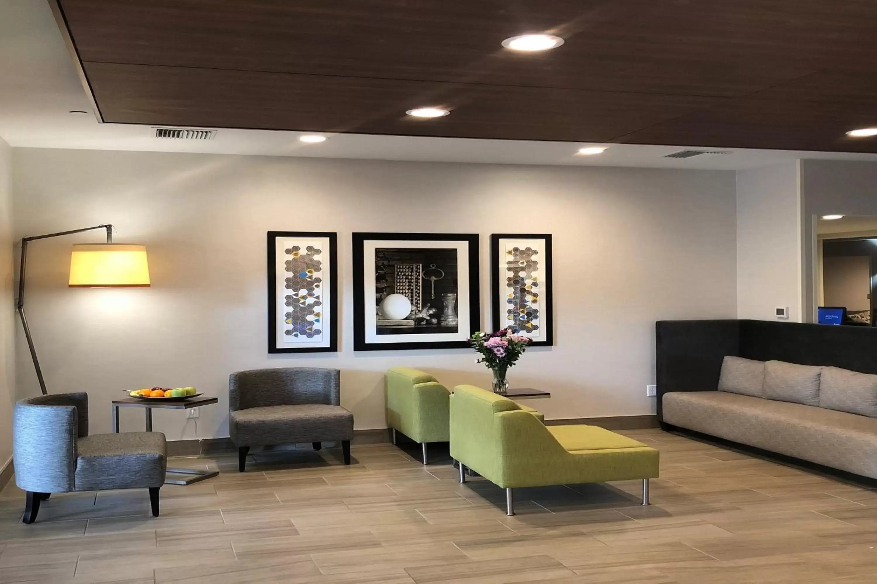 Property building, Seating Area in Holiday Inn Express Hotel & Suites Albany, an IHG Hotel