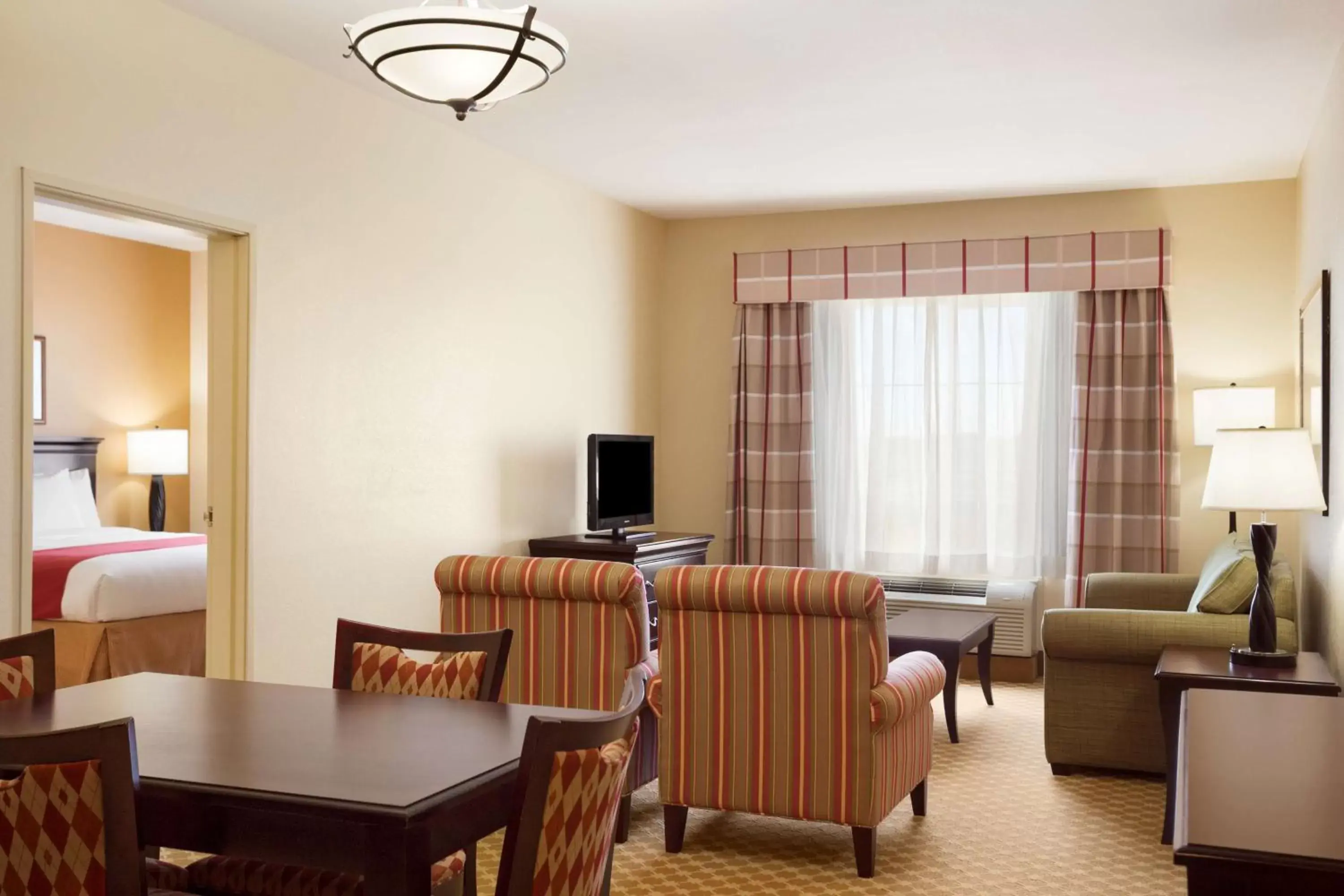 Photo of the whole room, Seating Area in Country Inn & Suites by Radisson, Conway, AR
