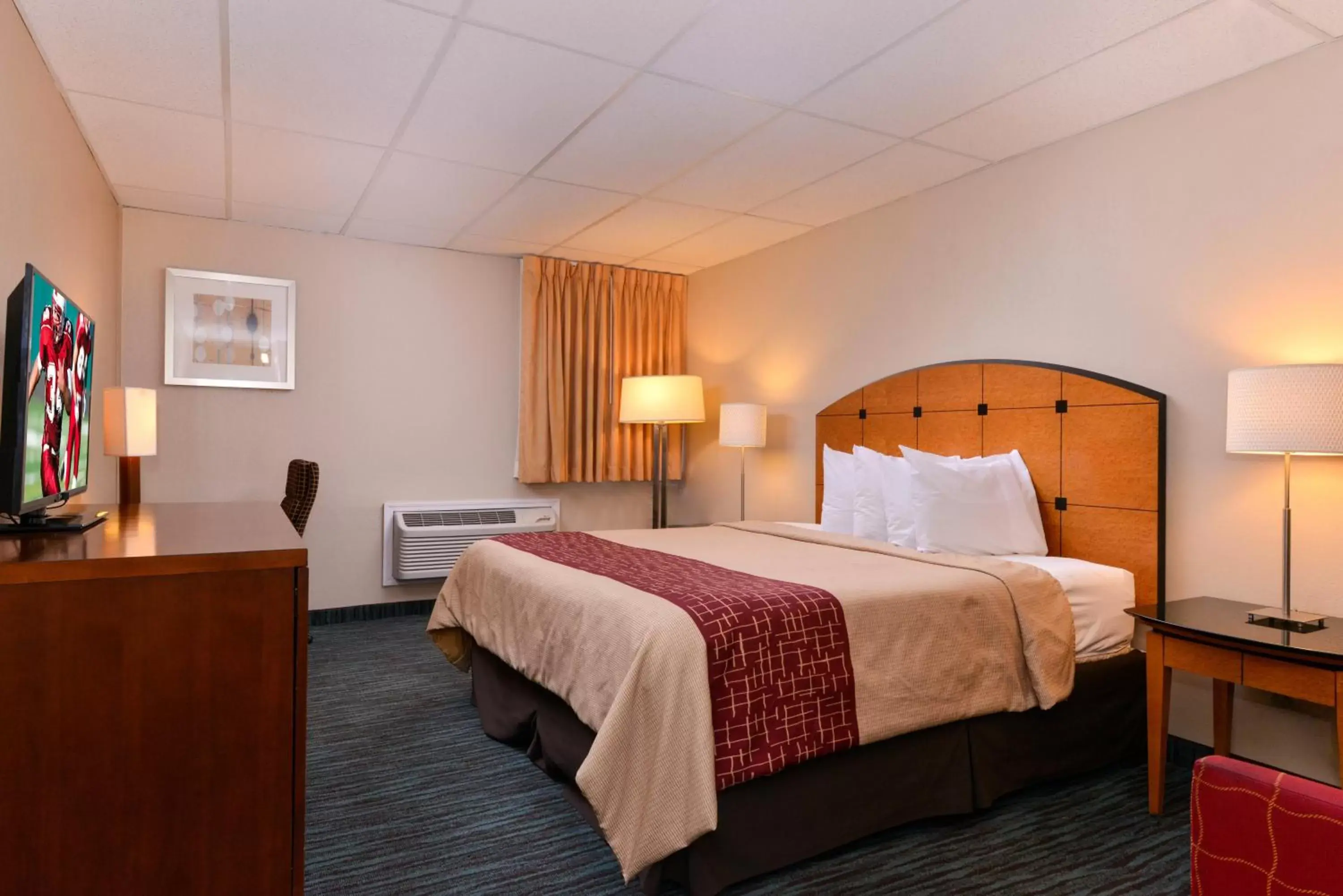 Photo of the whole room, Bed in Red Roof Inn Chambersburg