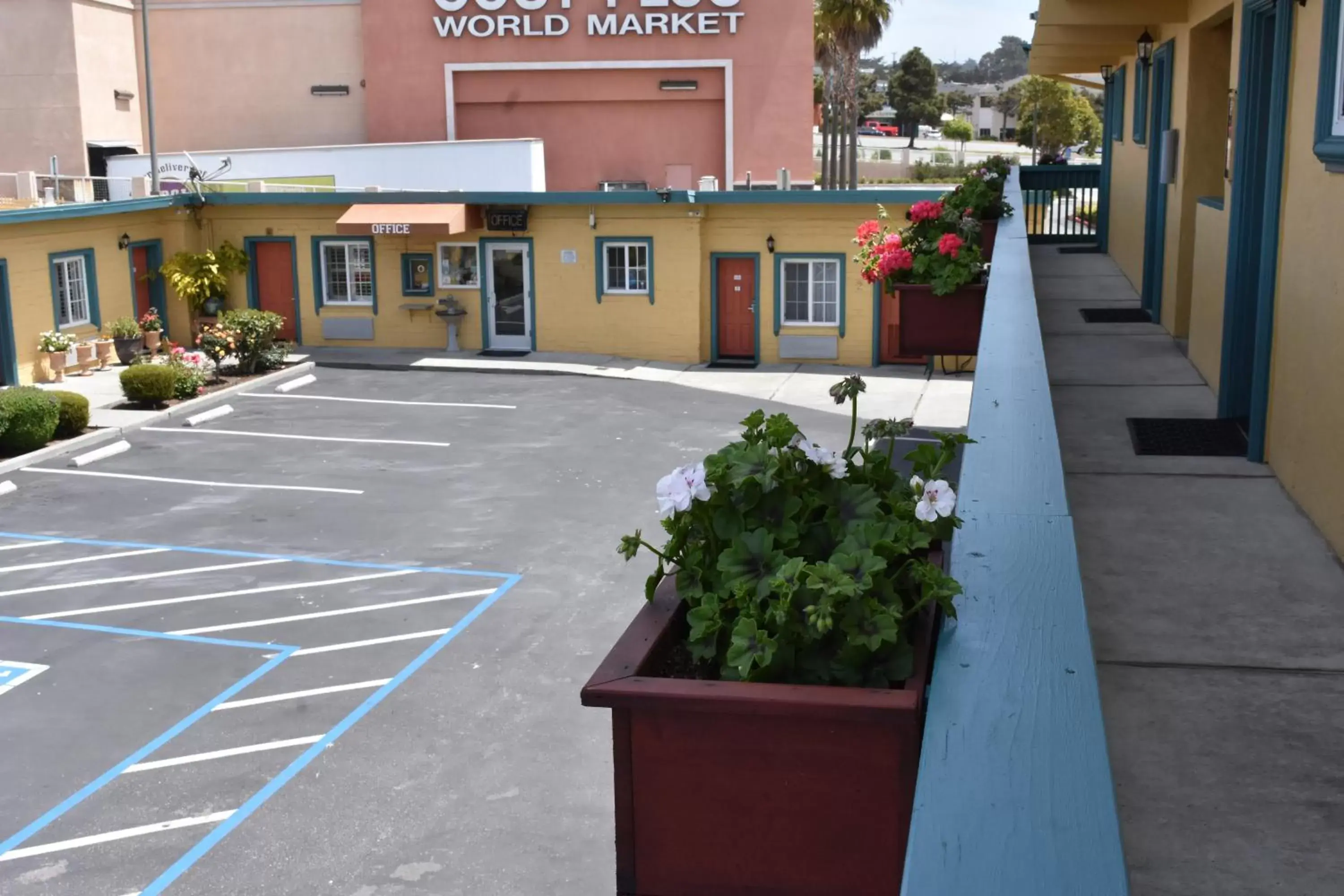 Property building in Seaside Inn Monterey Property building in Seaside Inn Monterey