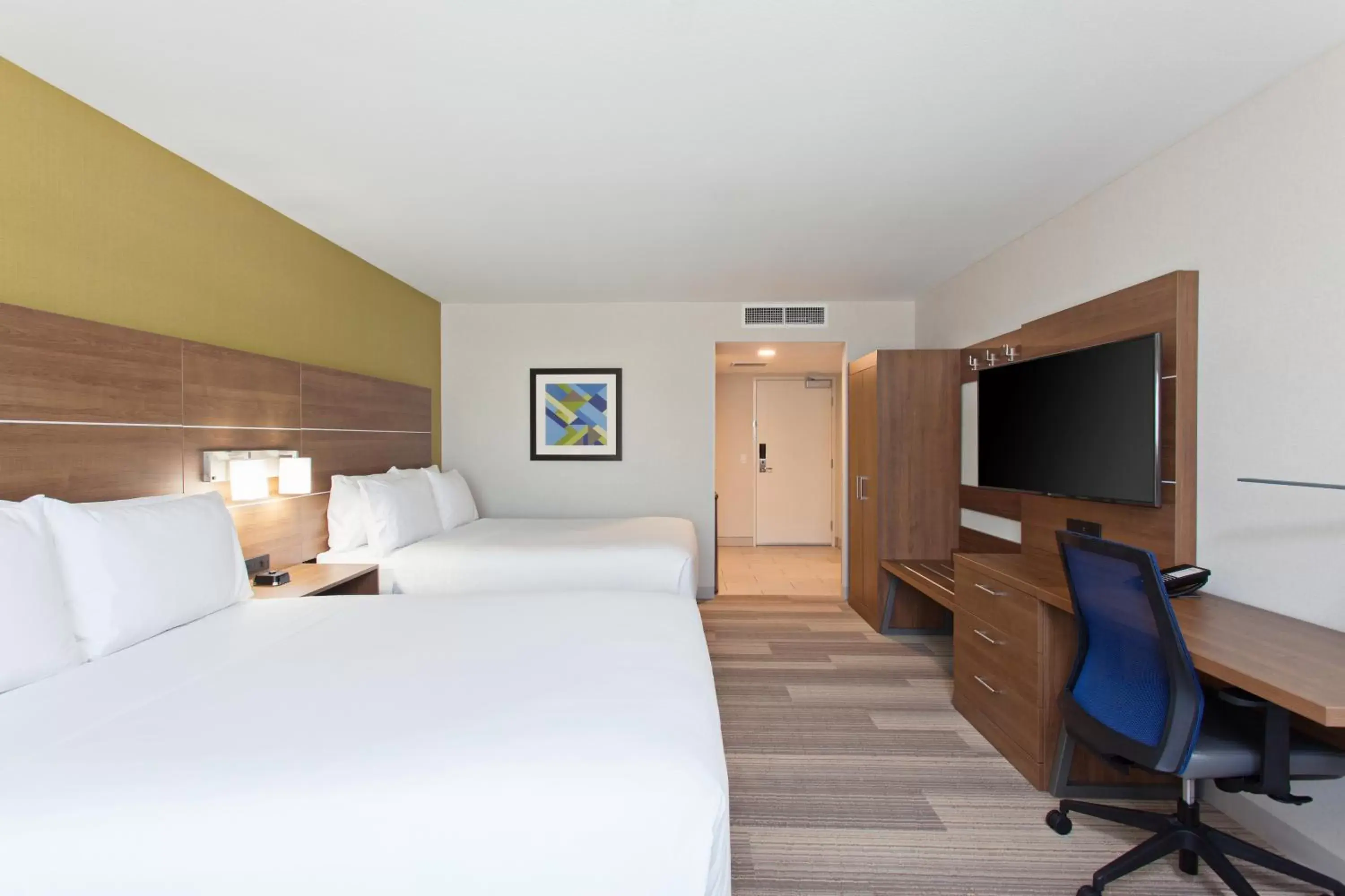 Bed in Holiday Inn Express Hotel & Suites Pasadena-Colorado Boulevard, an IHG Hotel