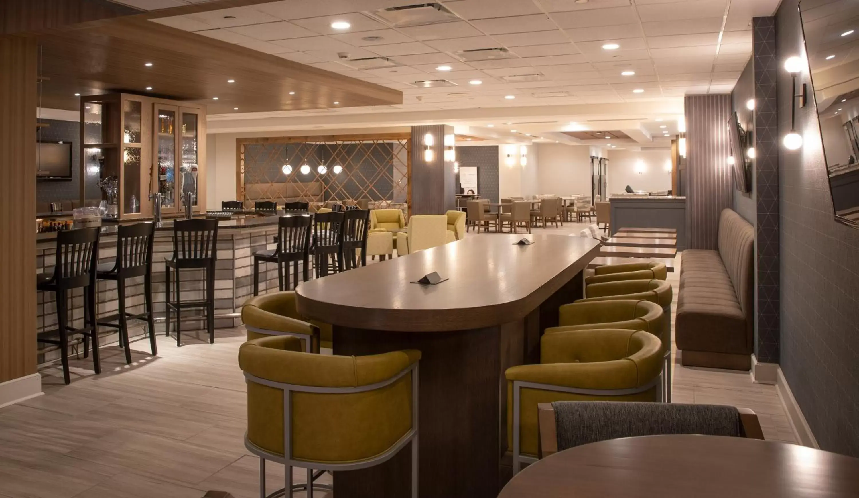 Lounge or bar, Restaurant/Places to Eat in Crowne Plaza Chicago-Northbrook, an IHG Hotel