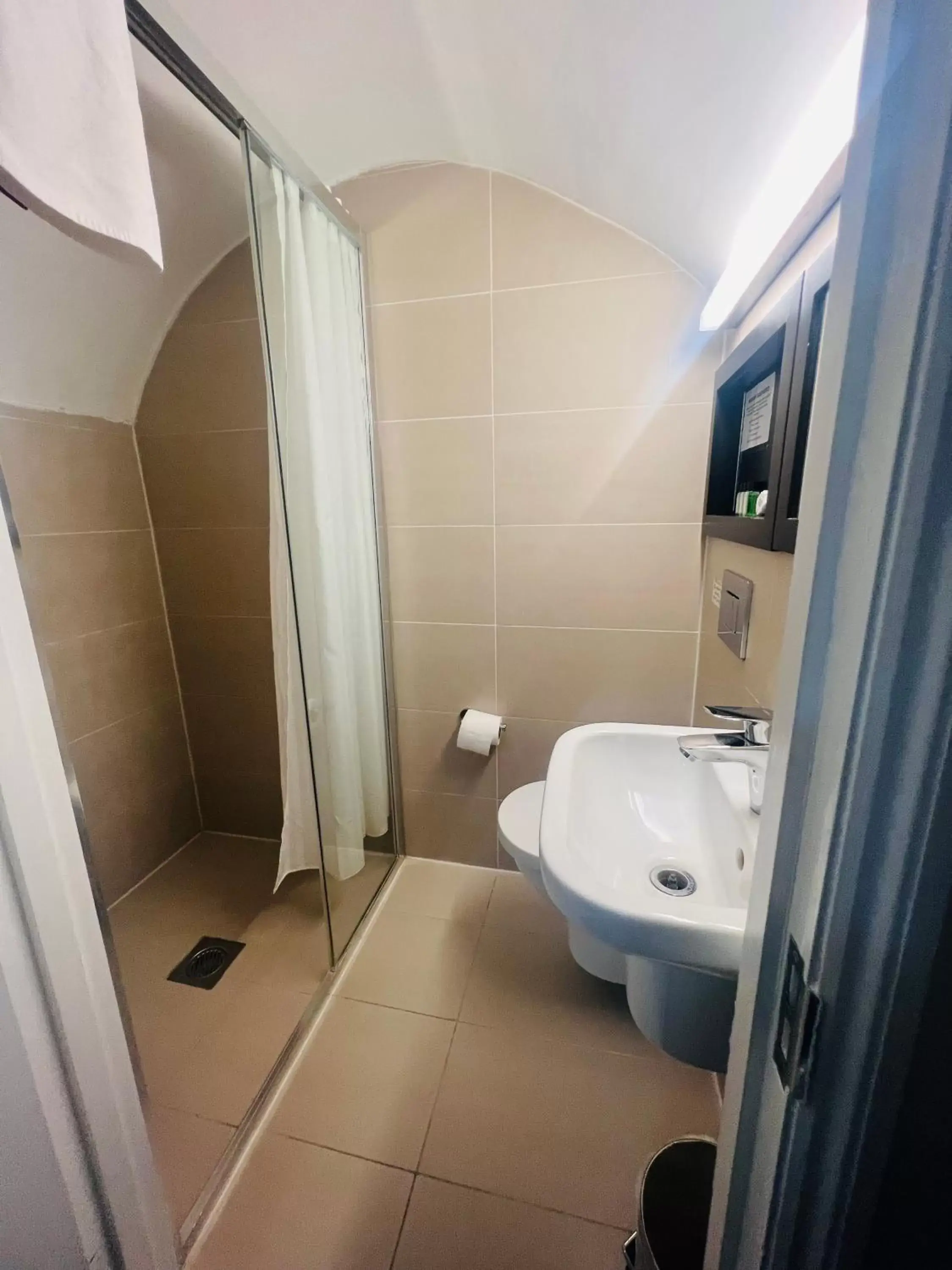 Bed, Bathroom in Bloomsbury Palace Hotel