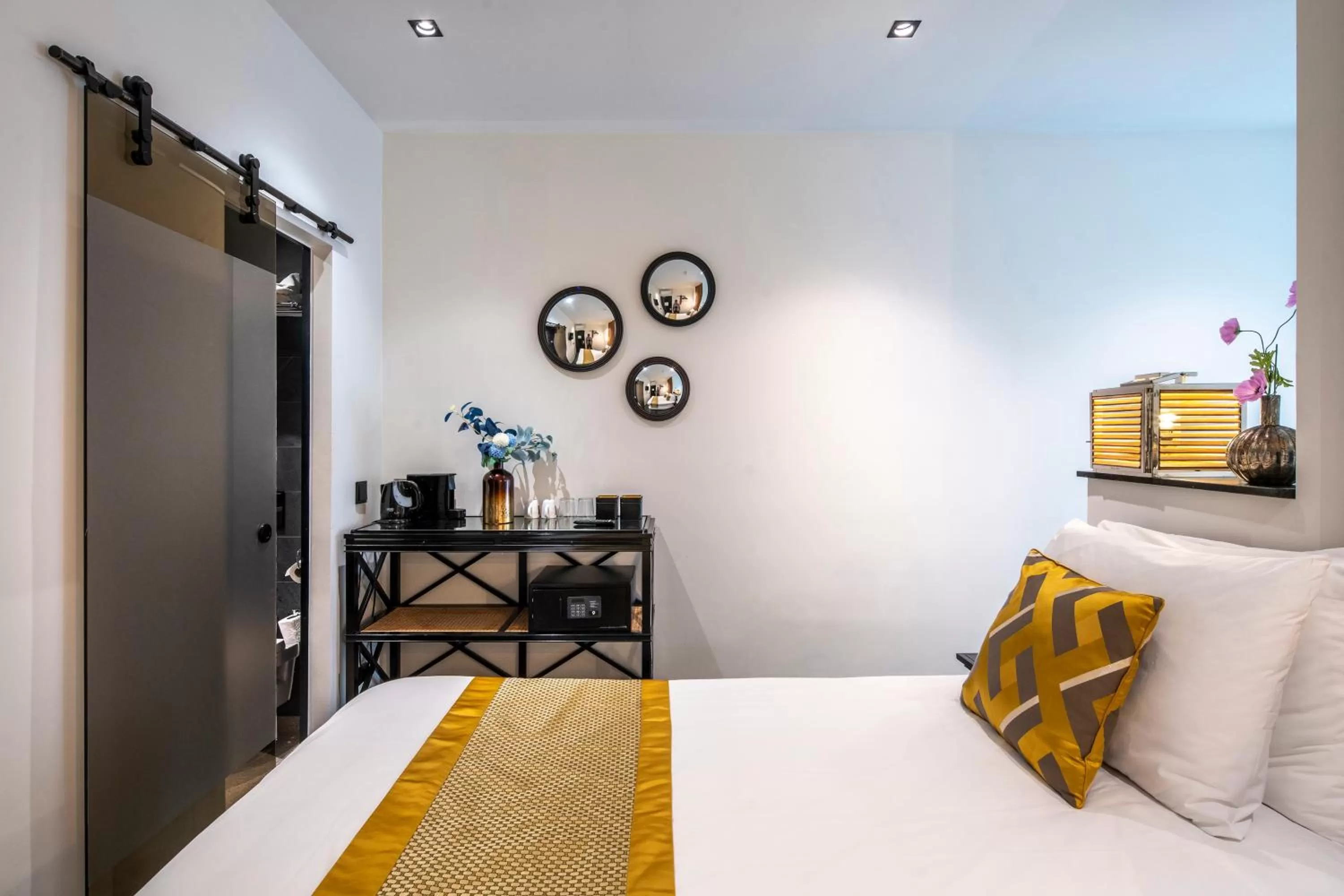 Photo of the whole room, Bed in Sotel Amsterdam Central Station