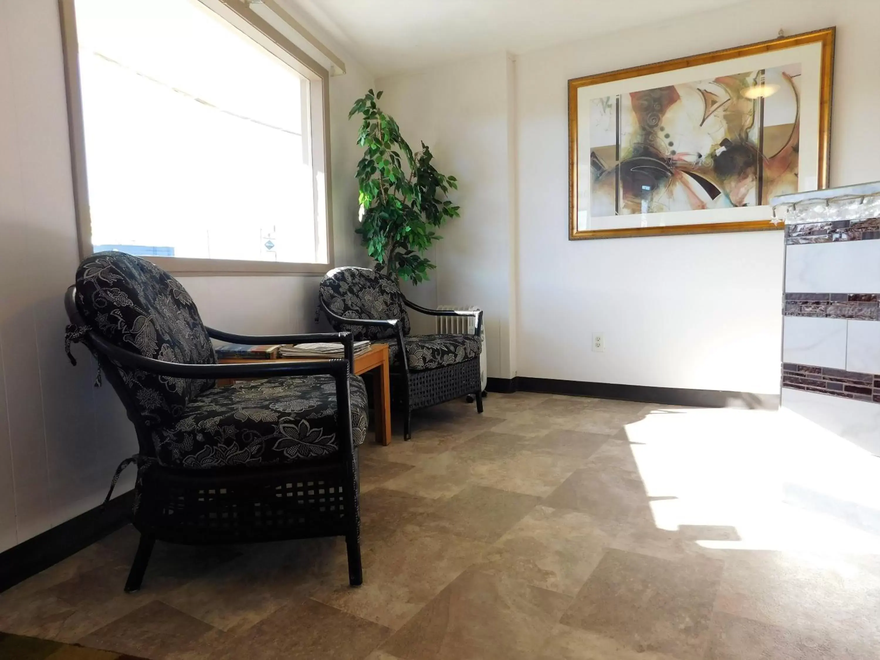 Property building, Seating Area in Capri Motel