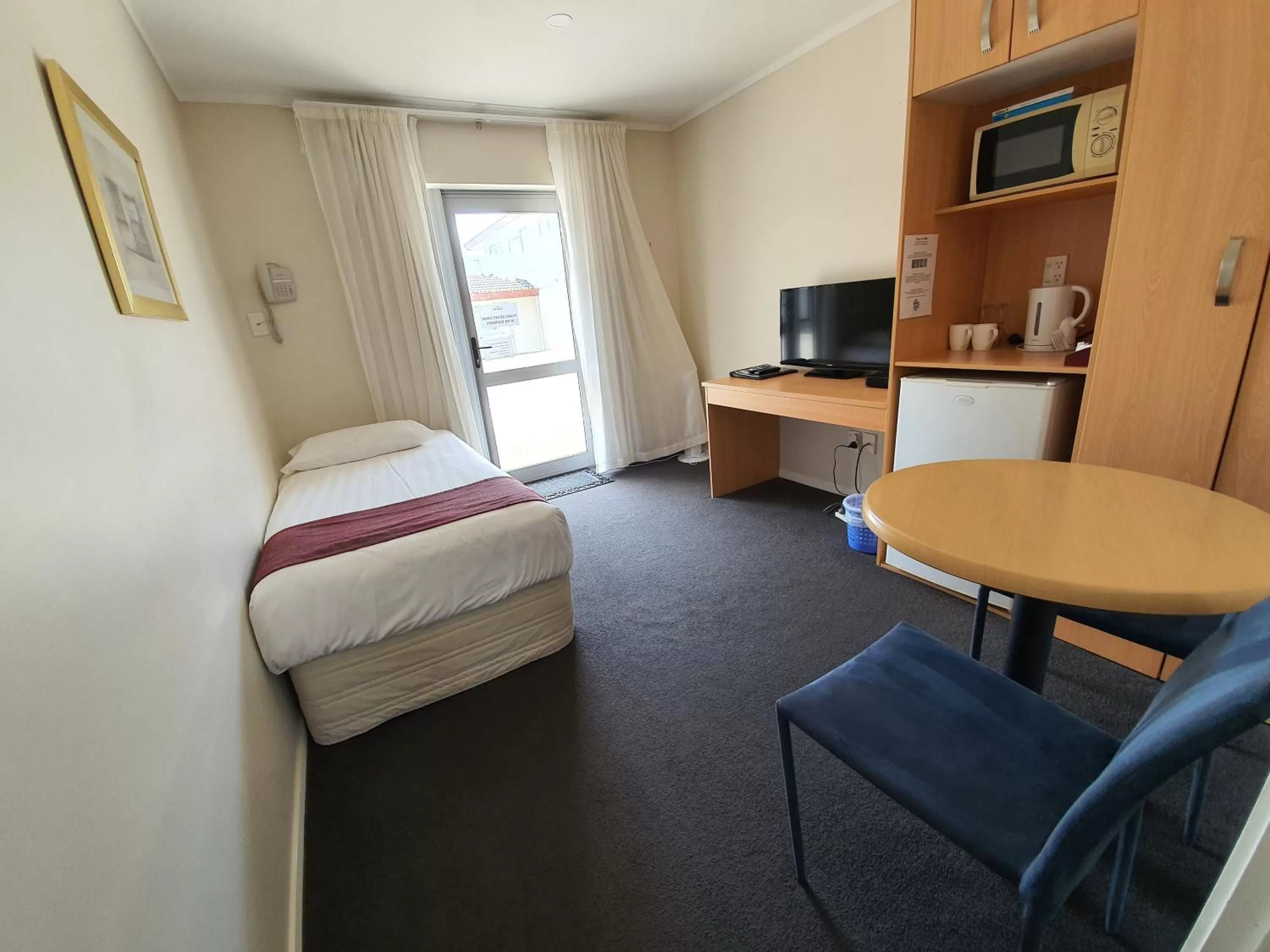 Living room, Bed in Ocean Inn Motel