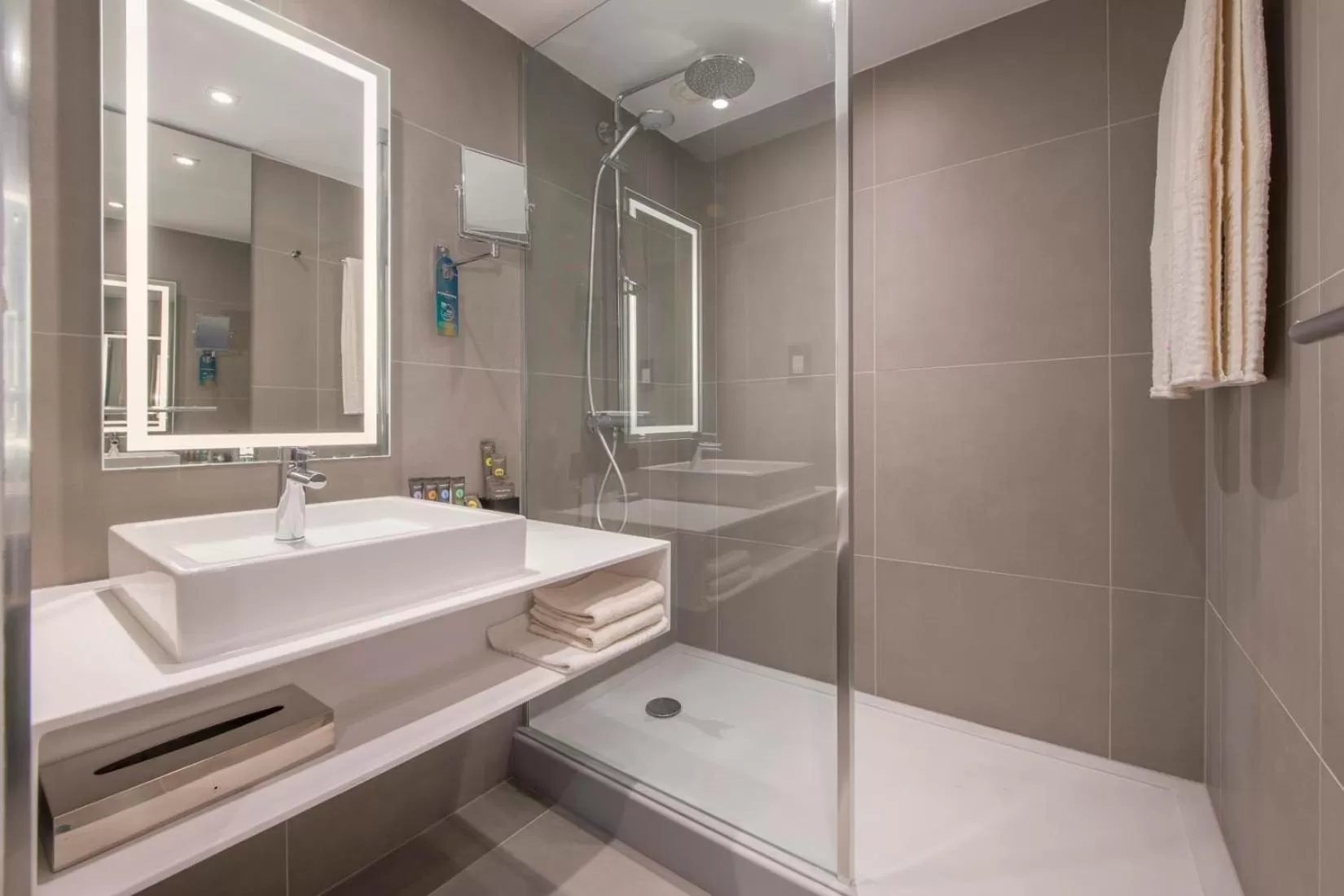 Shower in Novotel York Centre