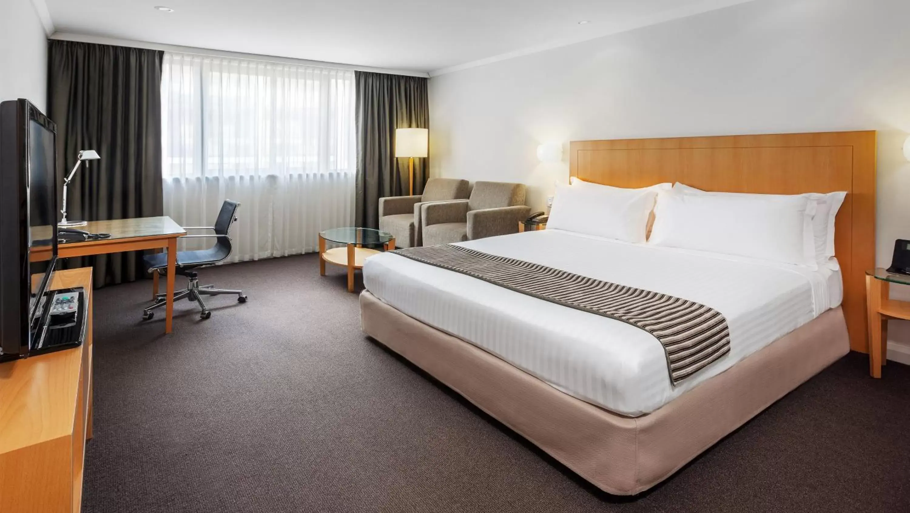 Photo of the whole room, Bed in Crowne Plaza Perth, an IHG Hotel