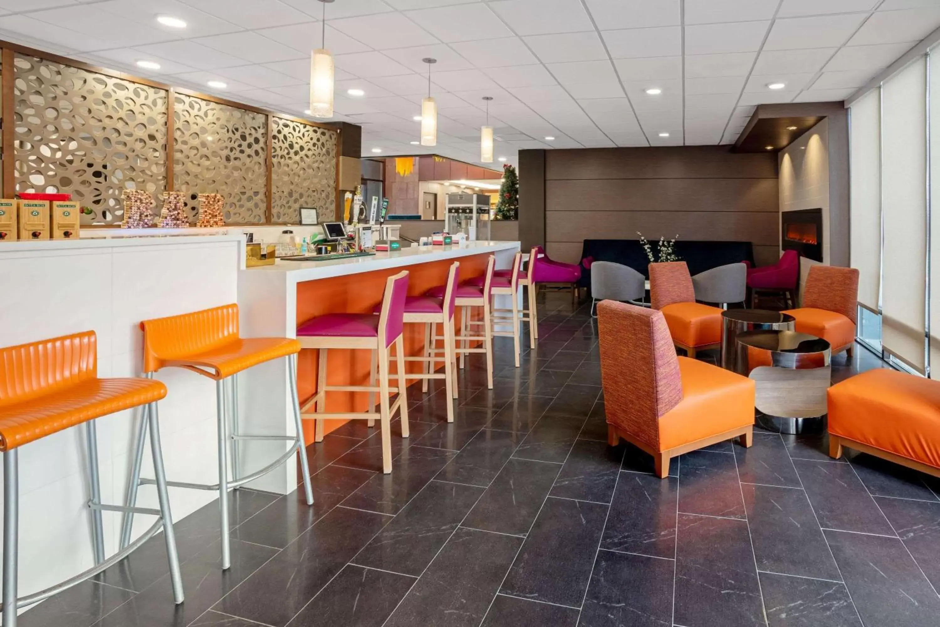 Lobby or reception, Lounge/Bar in La Quinta by Wyndham Seattle Federal Way