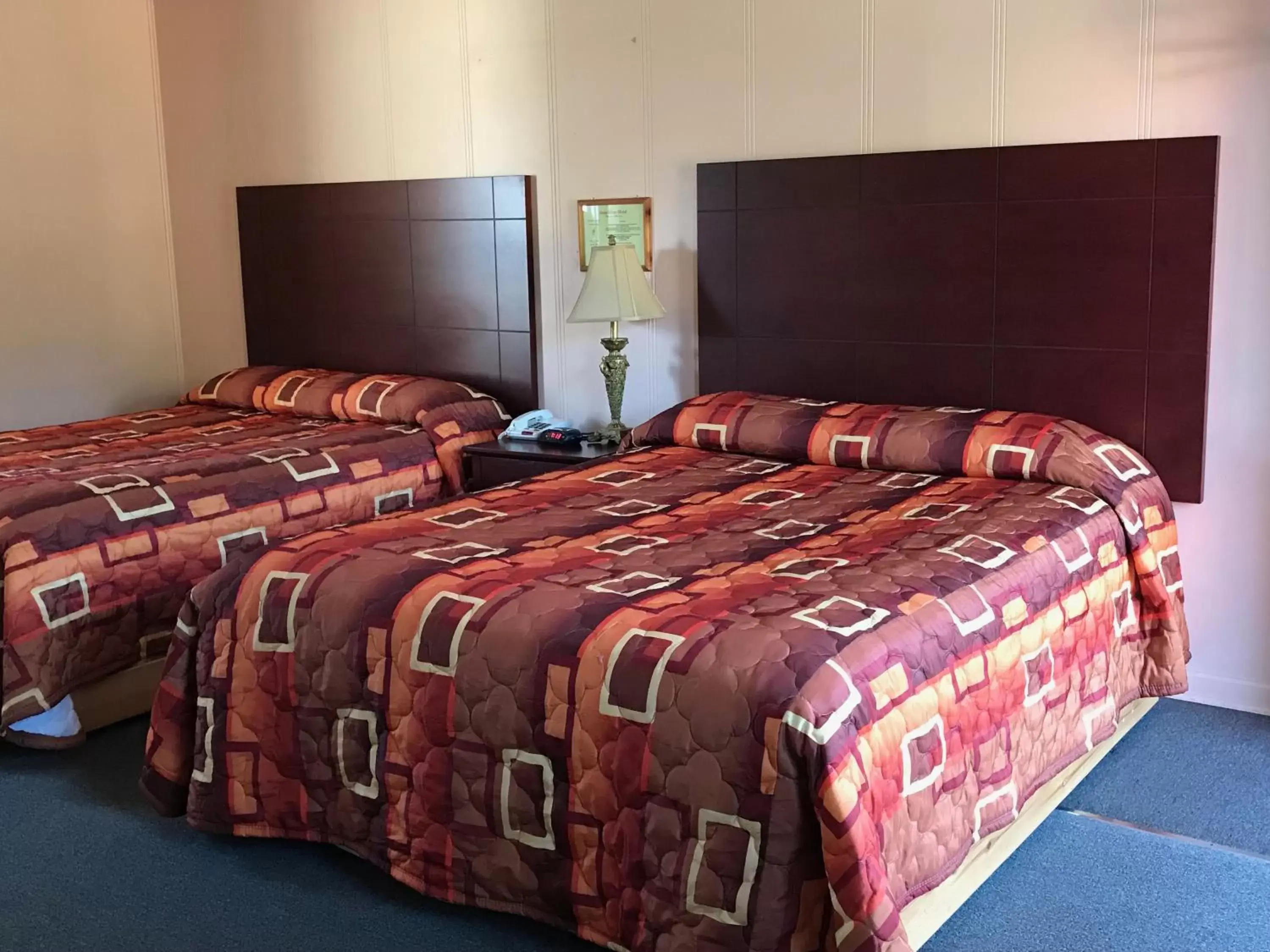 Bed in Deep River Motel