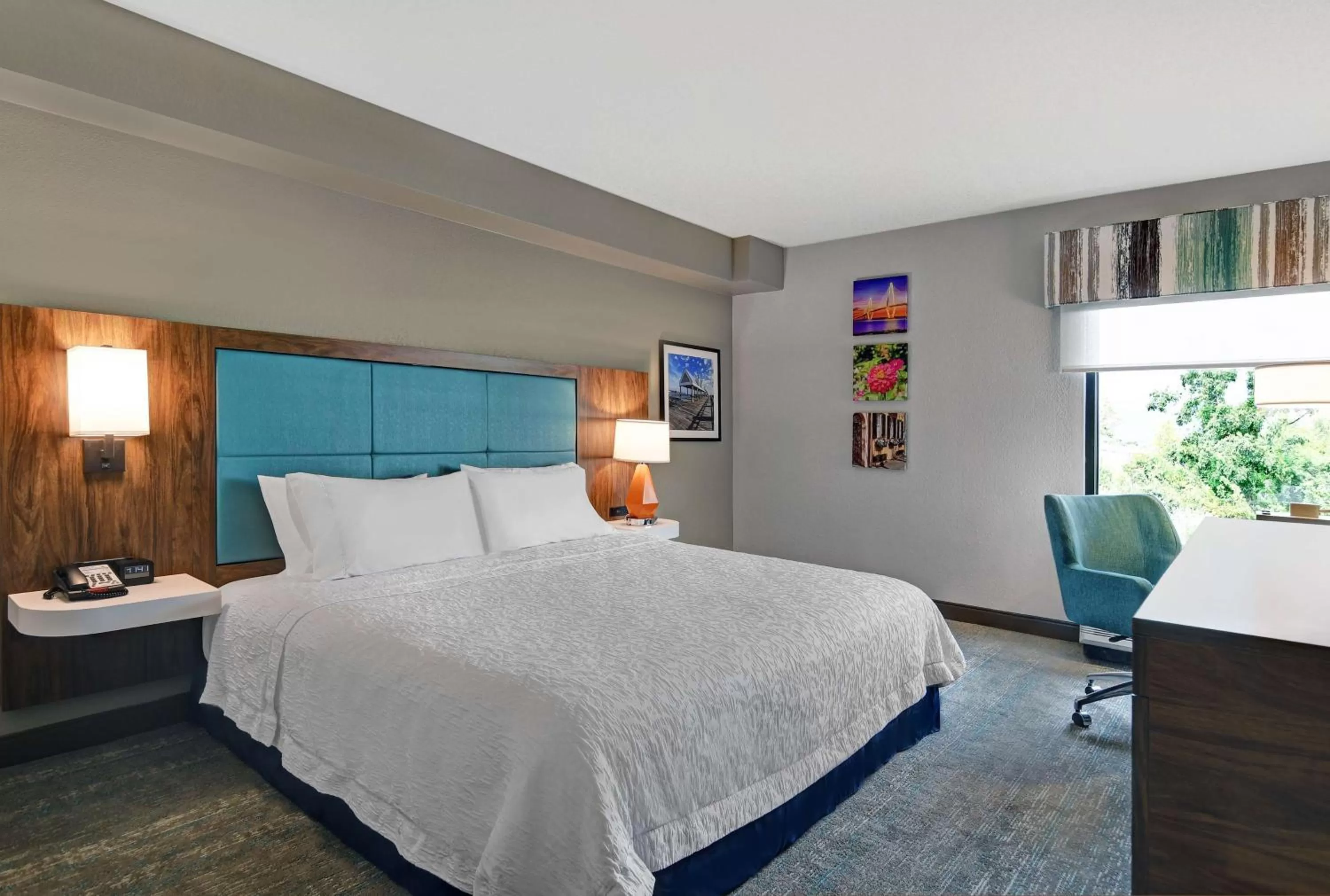 Bed in Hampton Inn Patriots Point