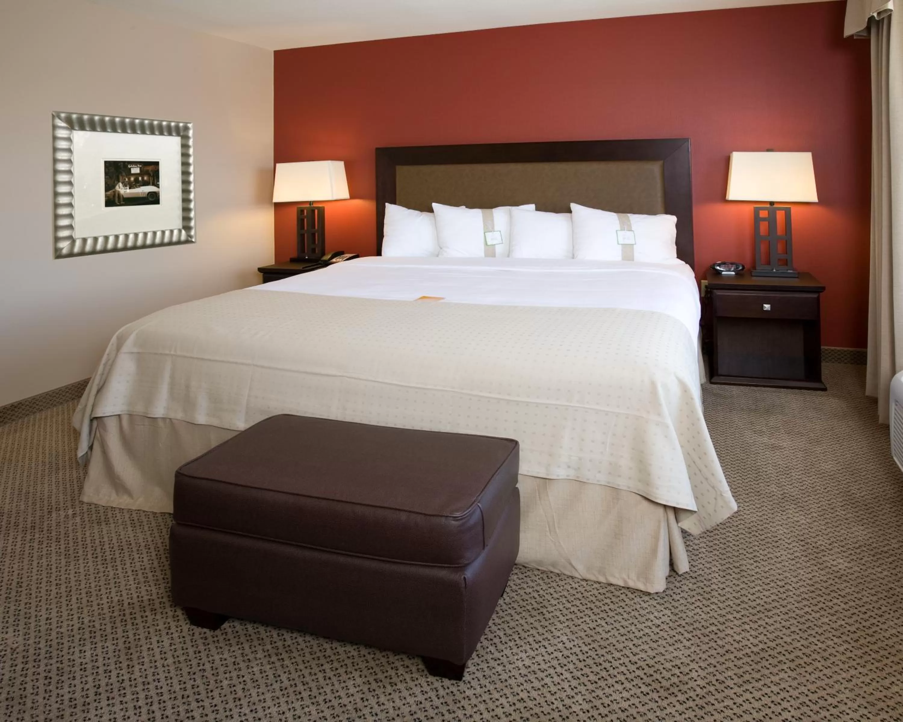 Bed in Holiday Inn & Suites Bakersfield by IHG