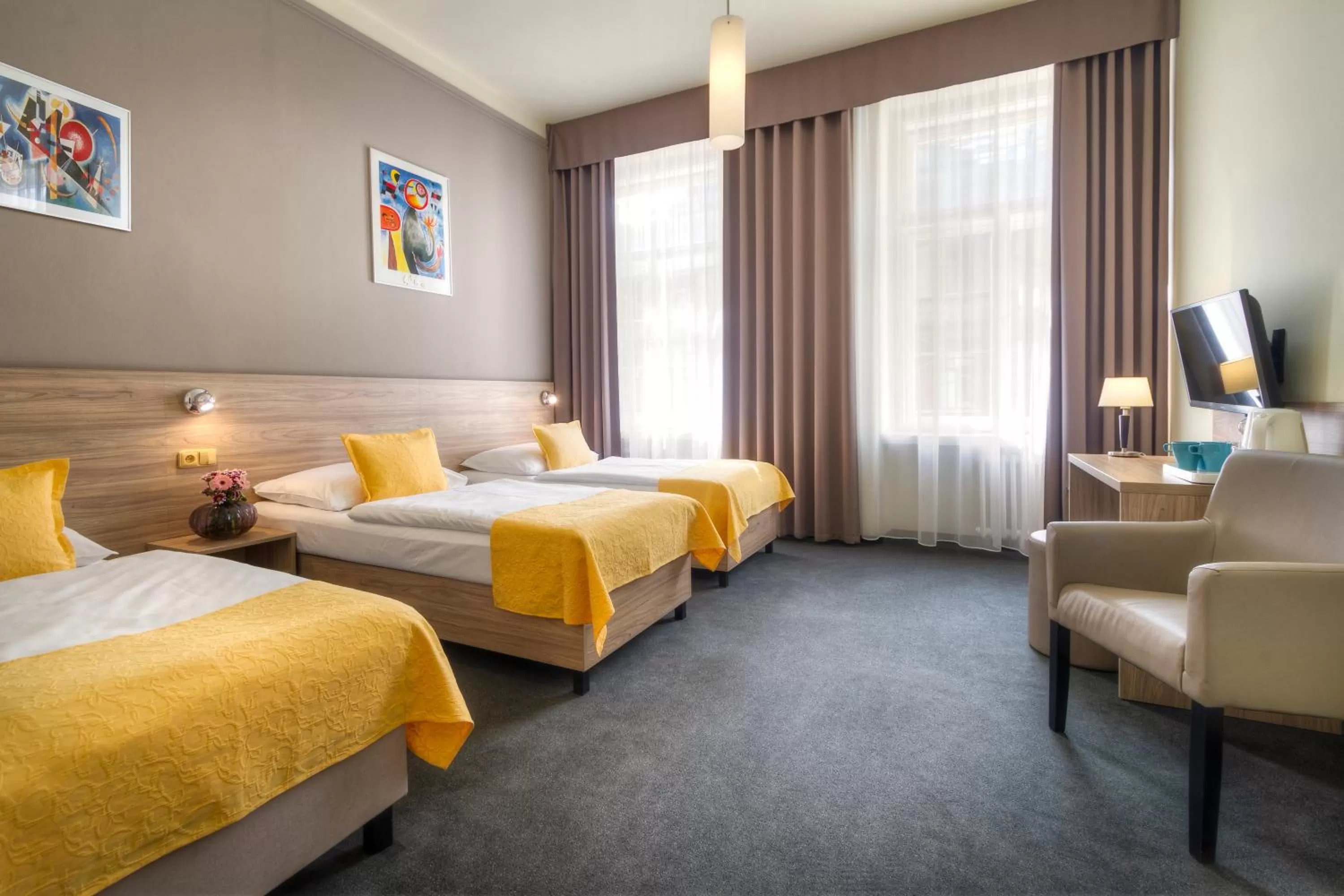 Photo of the whole room, Bed in Atlantic Hotel