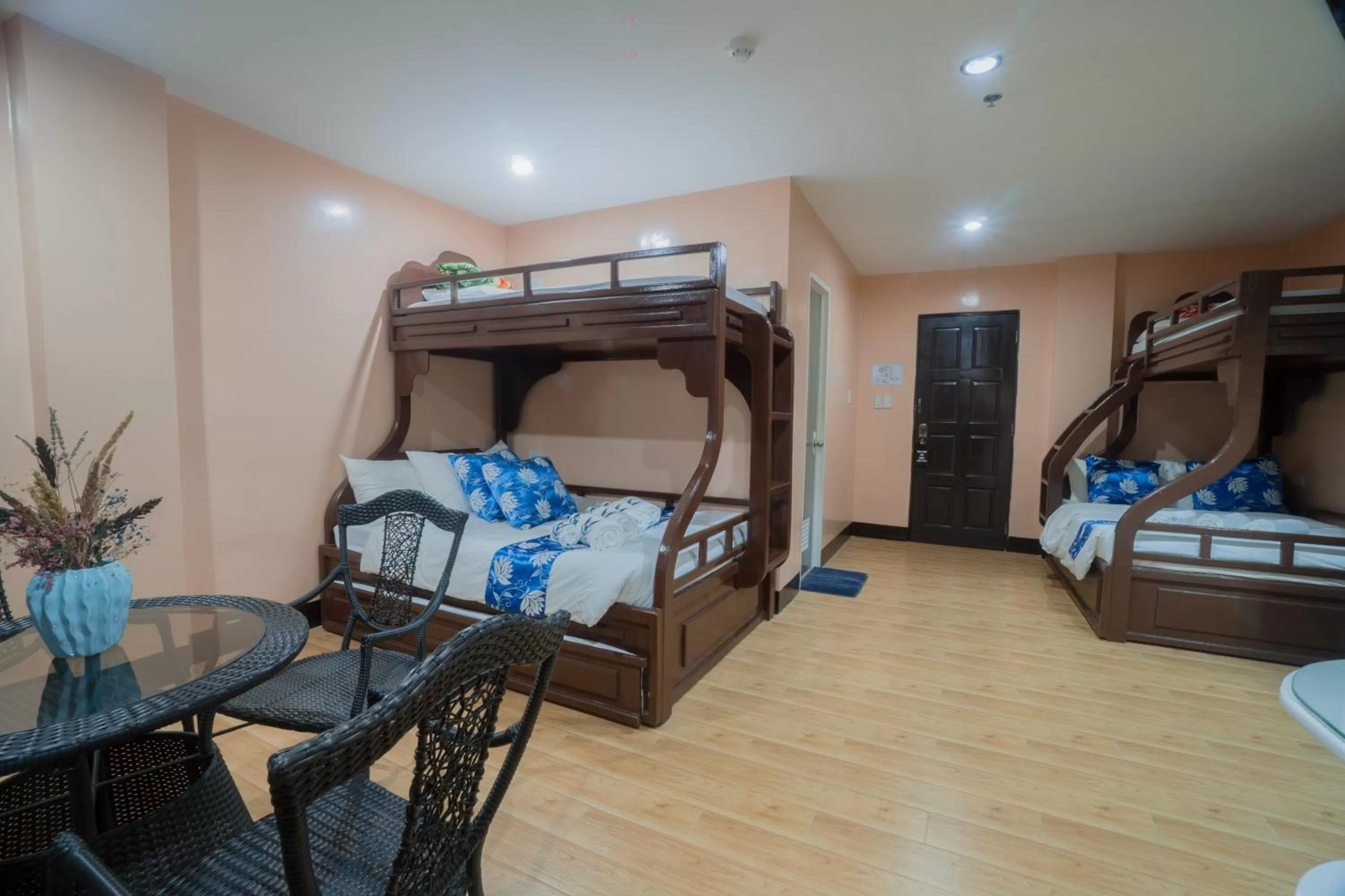 bunk bed, Bed in Skylodge Resort