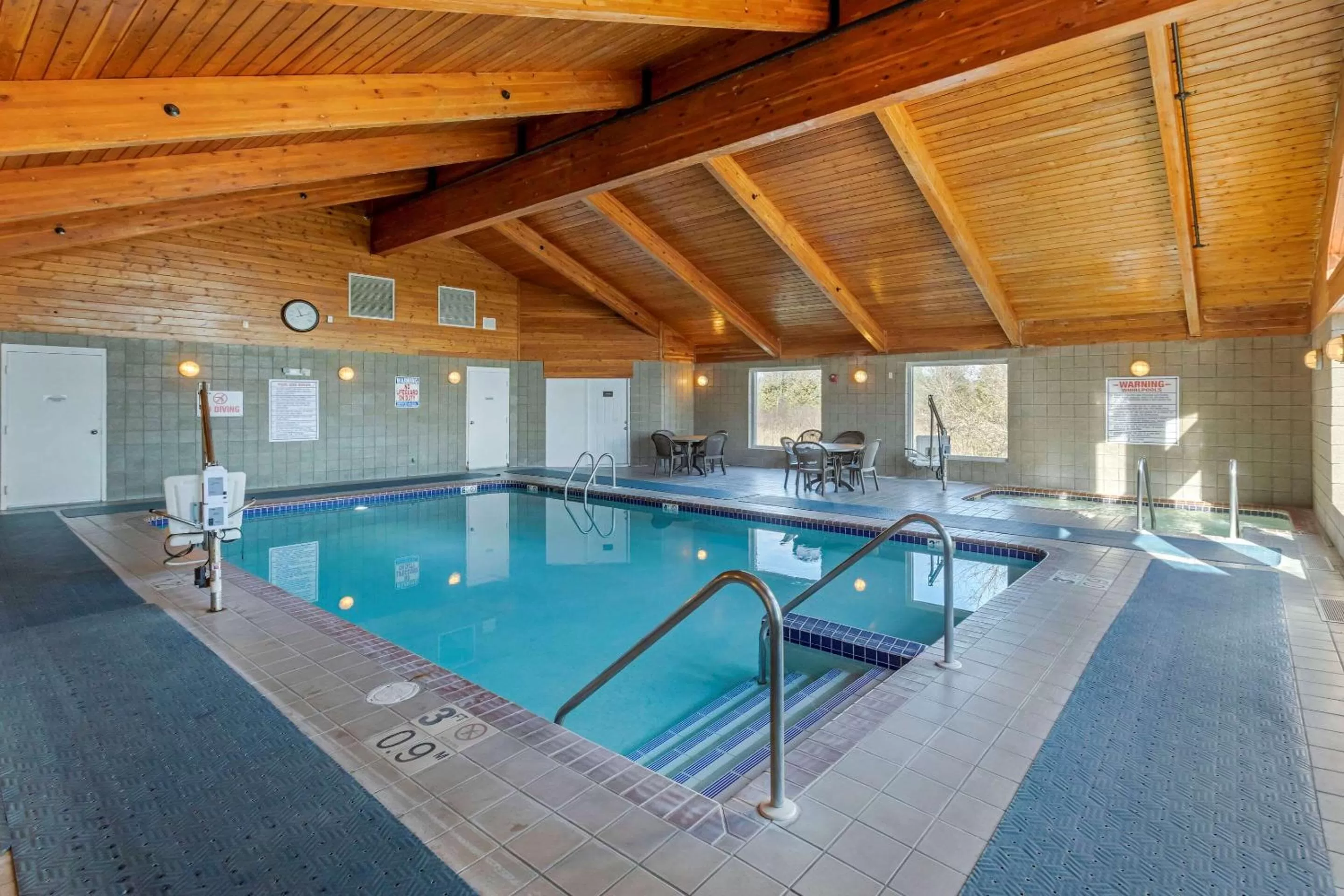 Swimming pool in Comfort Inn & Suites Jackson - West Bend