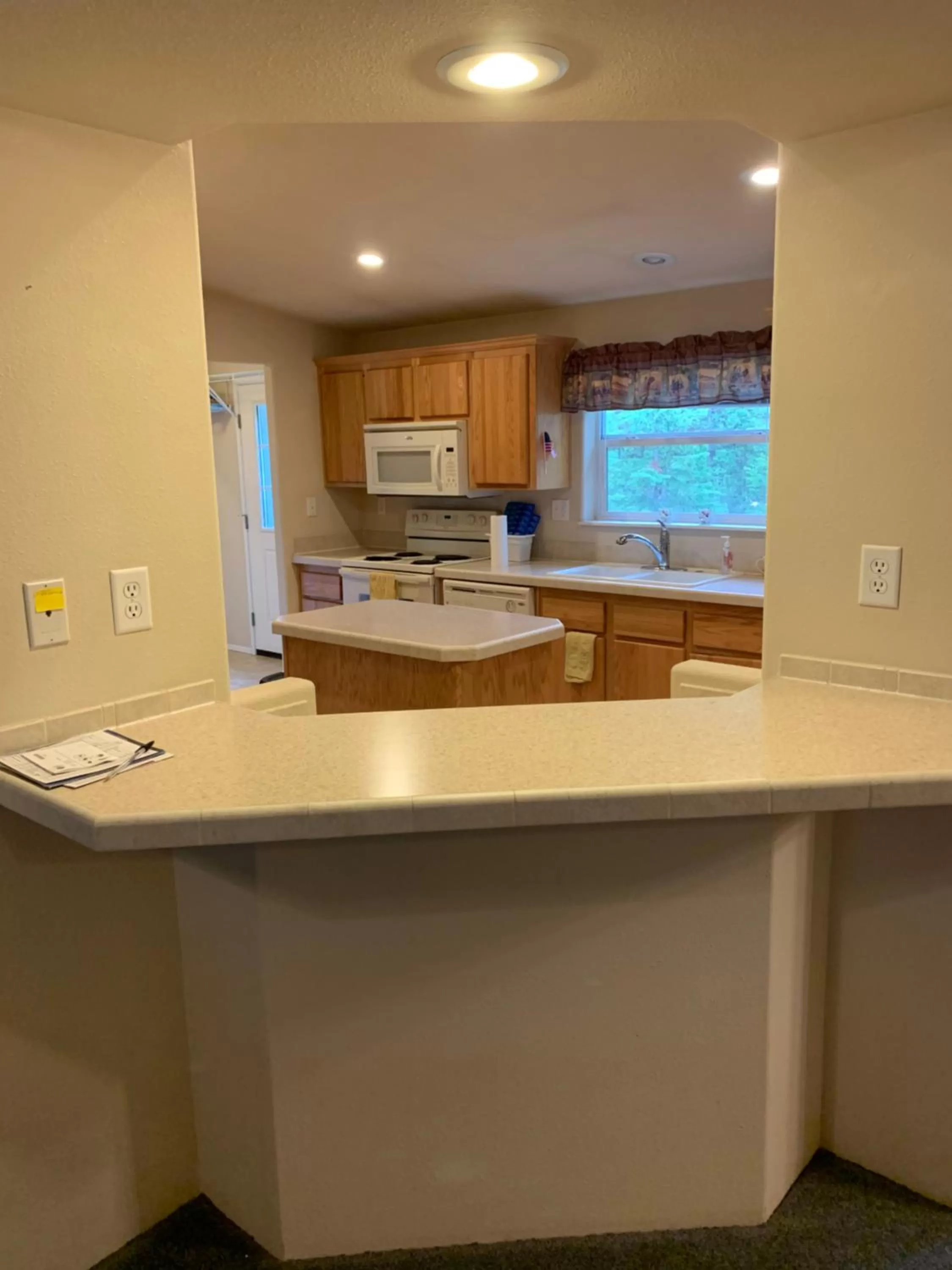 Kitchen or kitchenette, Kitchen/Kitchenette in Glacier Haven Inn