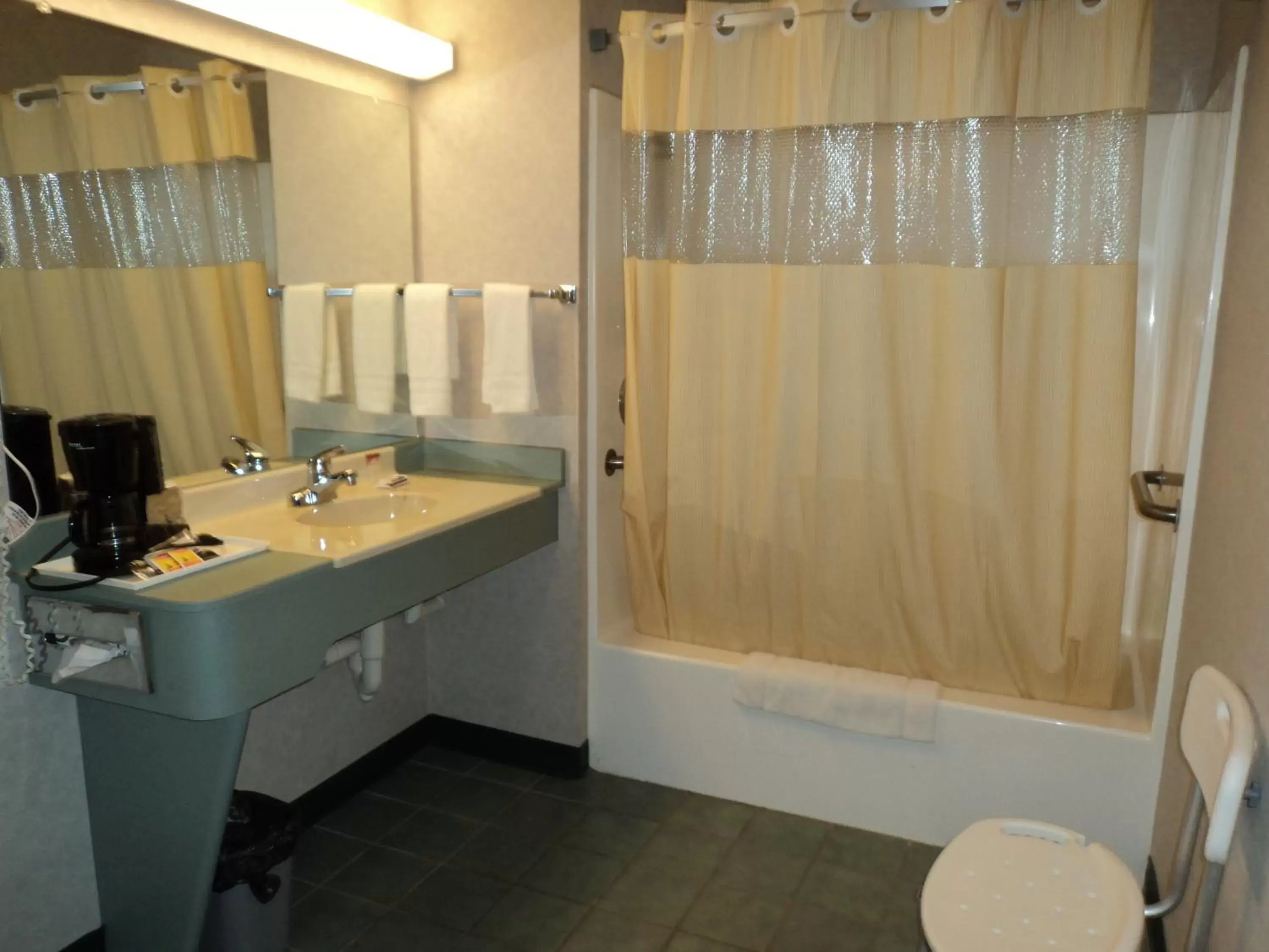 Bathroom in Knights Inn Ottawa