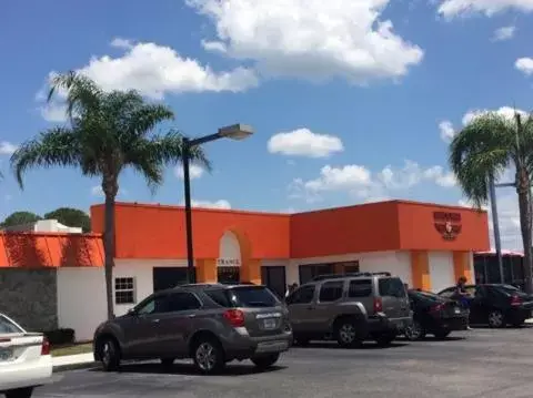 Restaurant/places to eat, Property Building in Howard Johnson by Wyndham Winter Haven FL