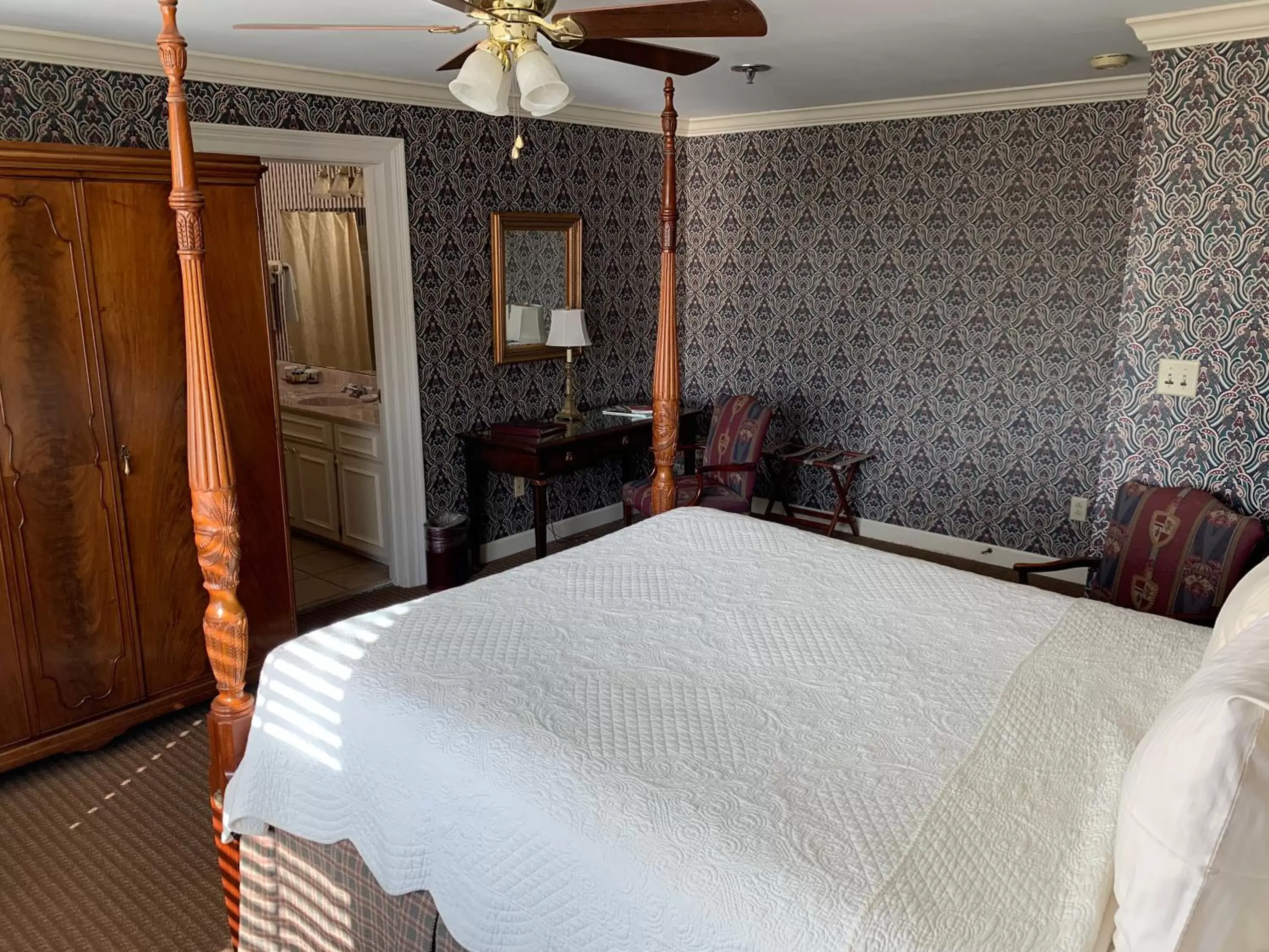 Photo of the whole room, Bed in 1842 Inn