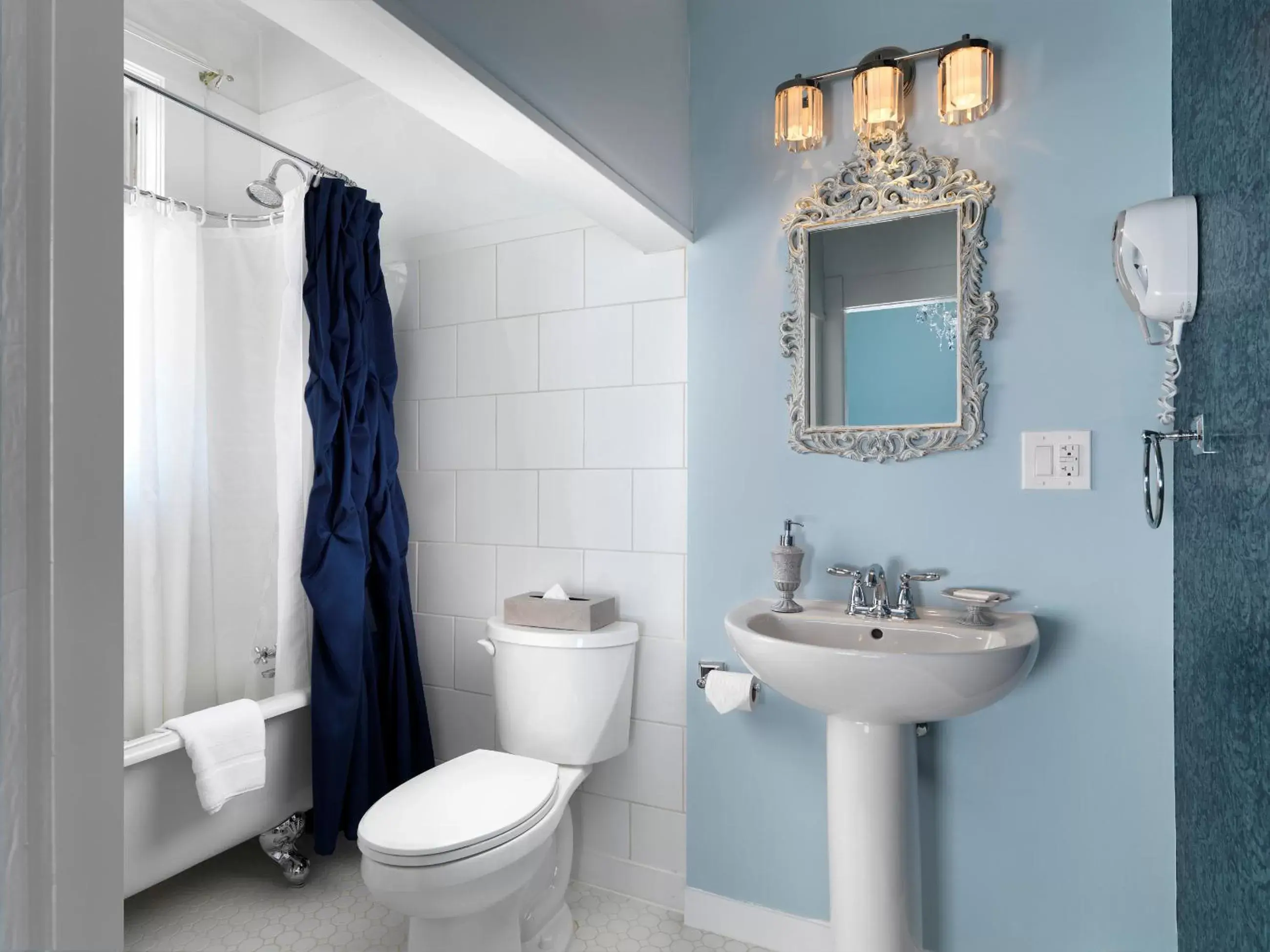 Bathroom in Pendray Inn and Tea House