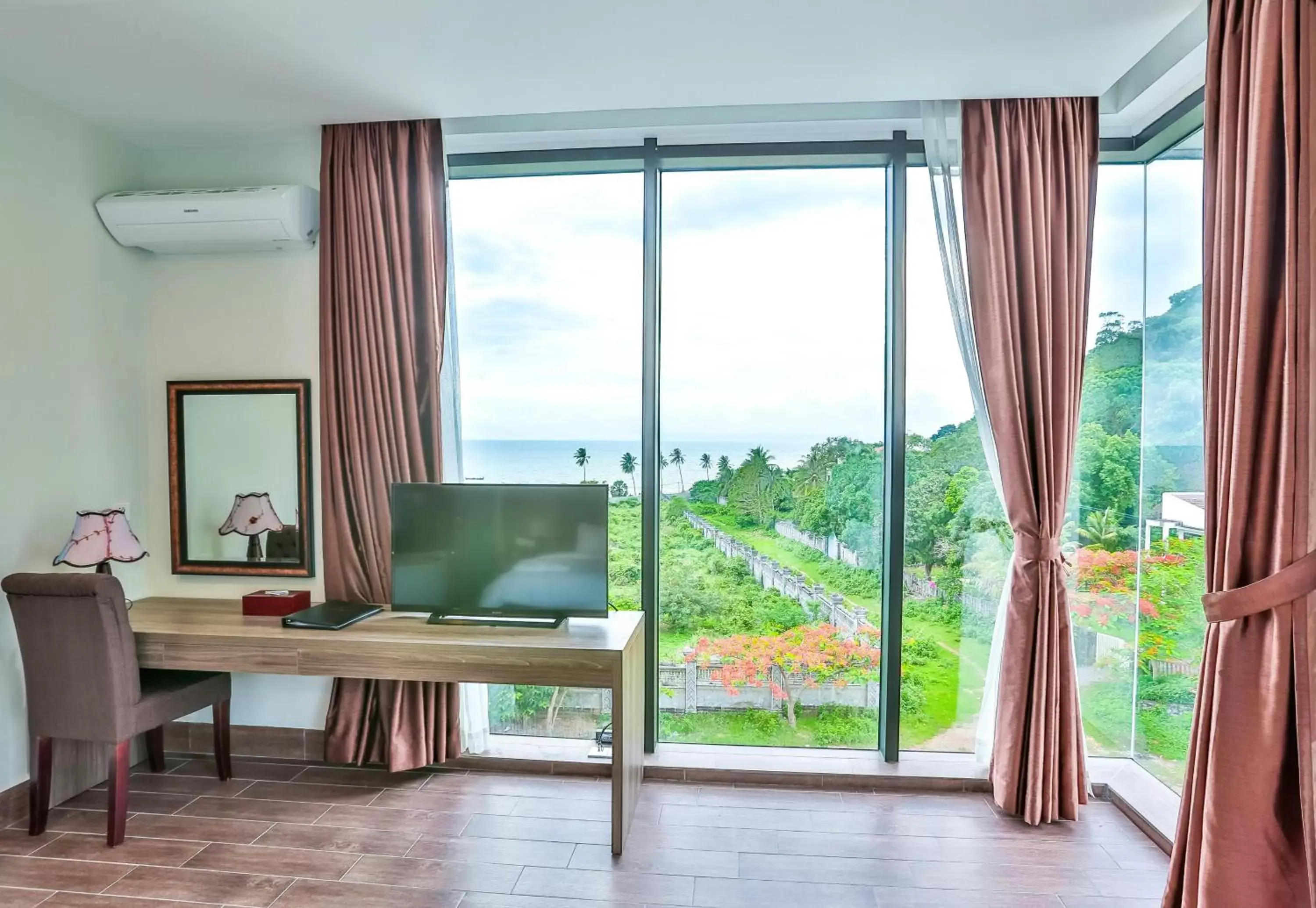 Sea view, TV/Entertainment Center in KEP BAY HOTEL & RESORT