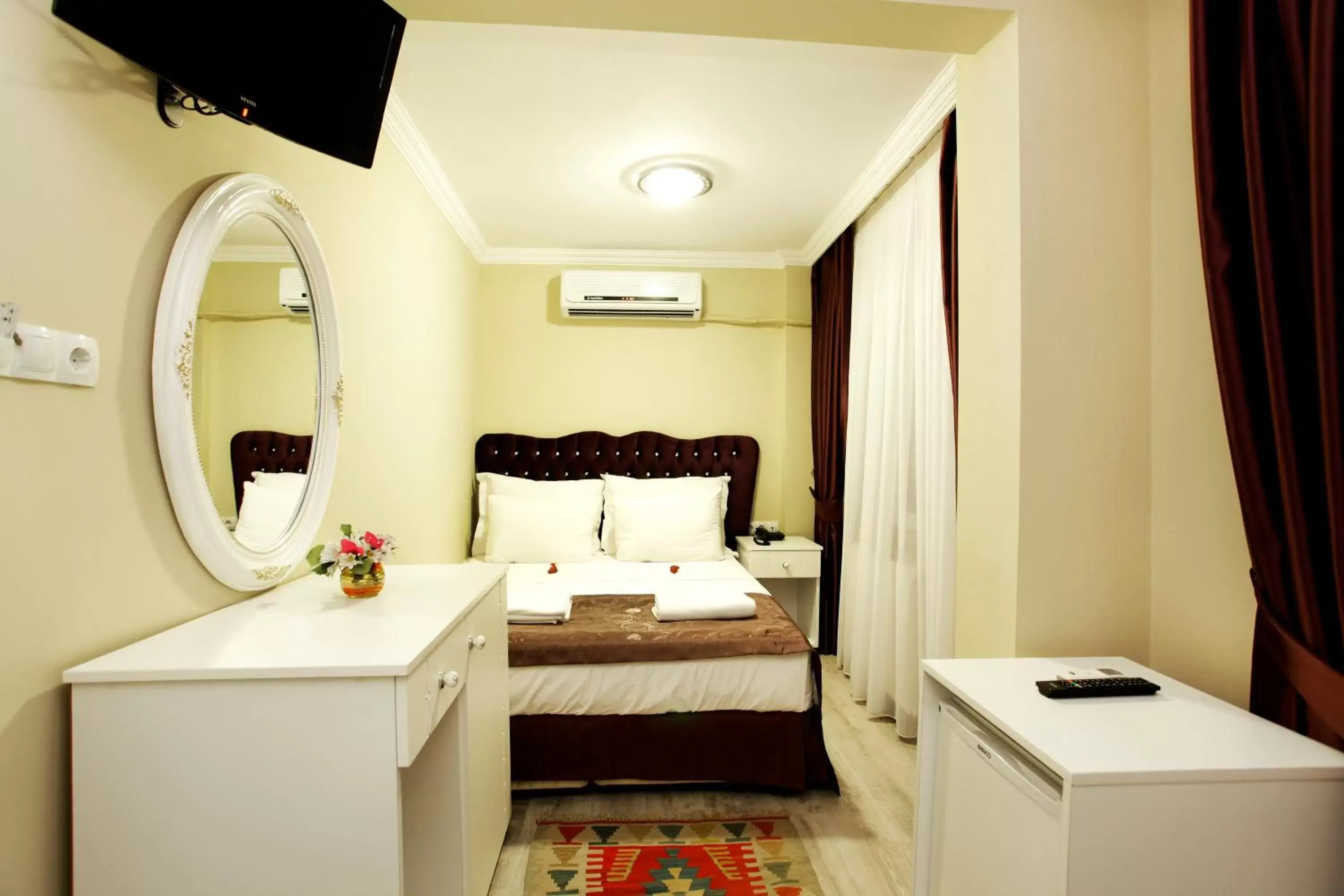 Toilet, Bed in Spinel Hotel - Old City