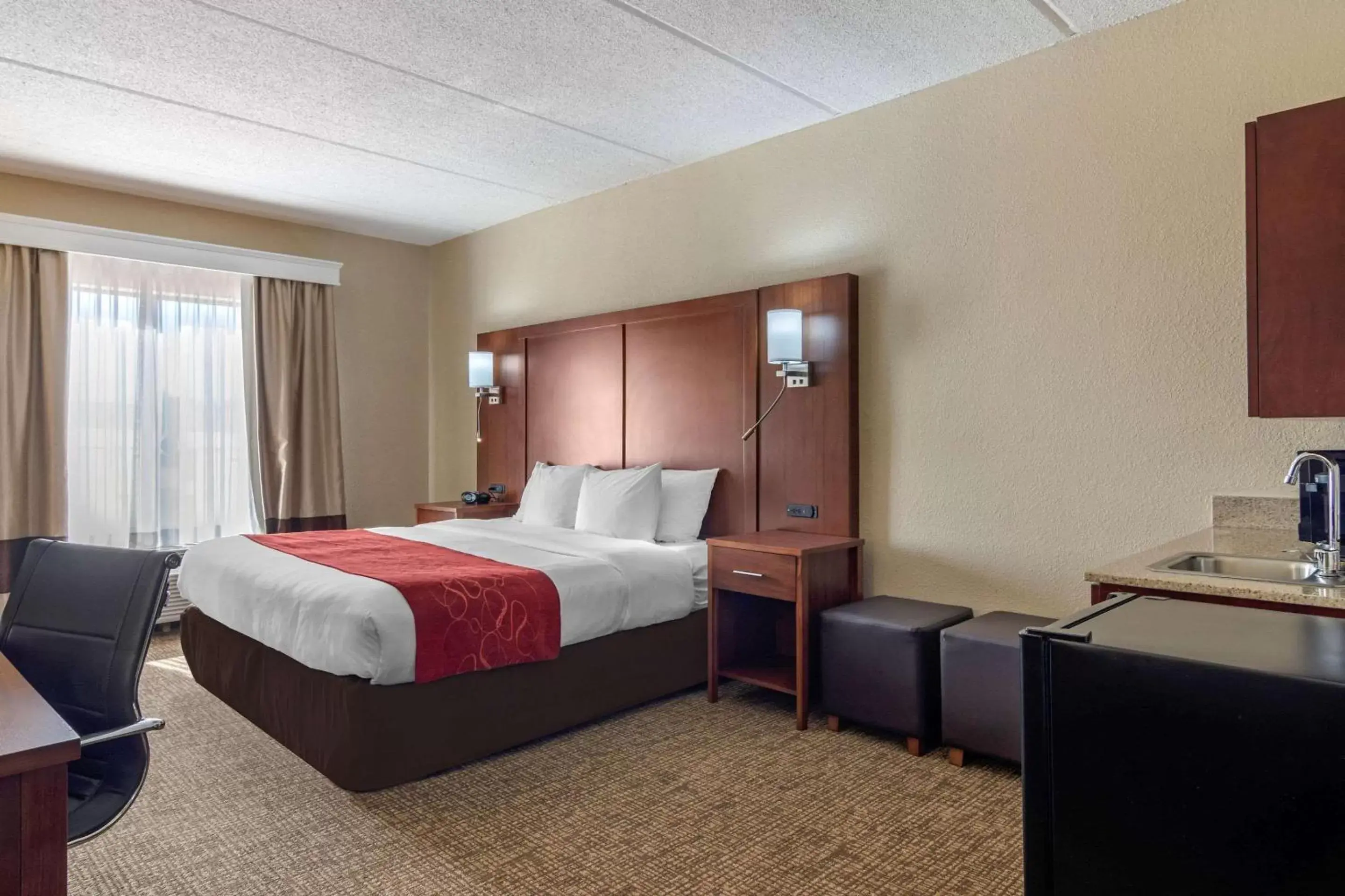 Photo of the whole room, Bed in Comfort Suites Woodstock