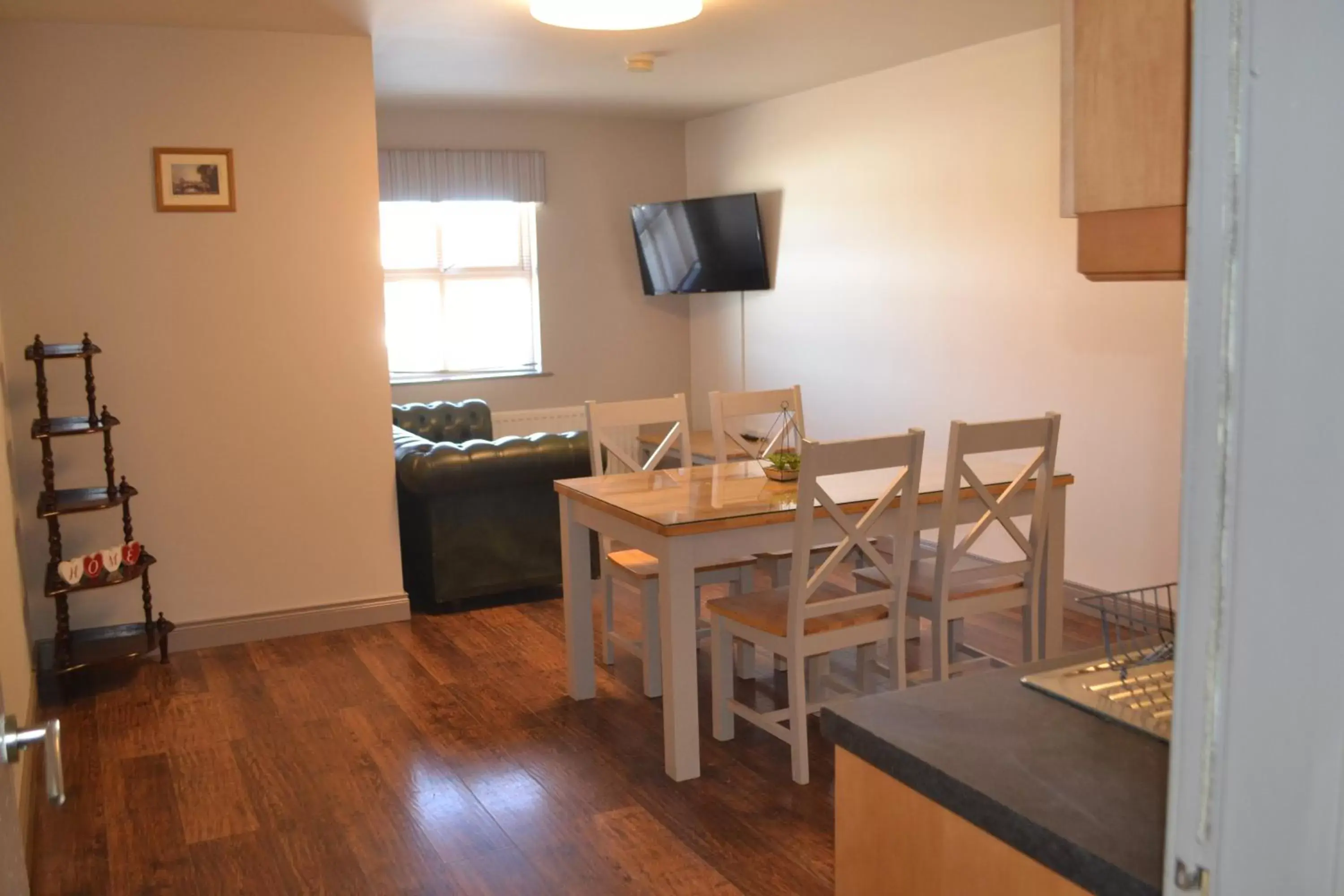 Living room, Dining Area in Walsh's Hotel and Apartments