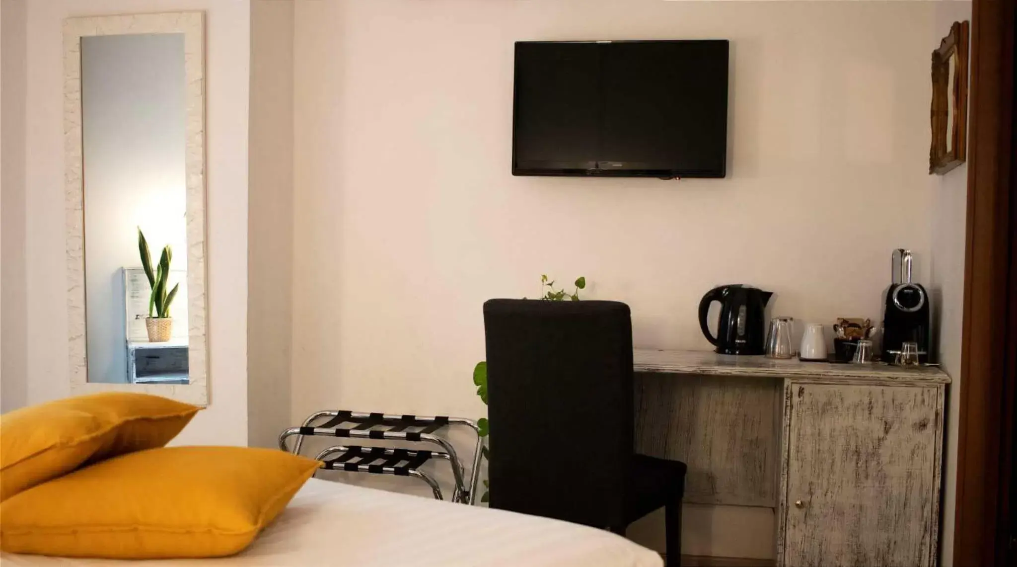 Bedroom, TV/Entertainment Center in In Trastevere House