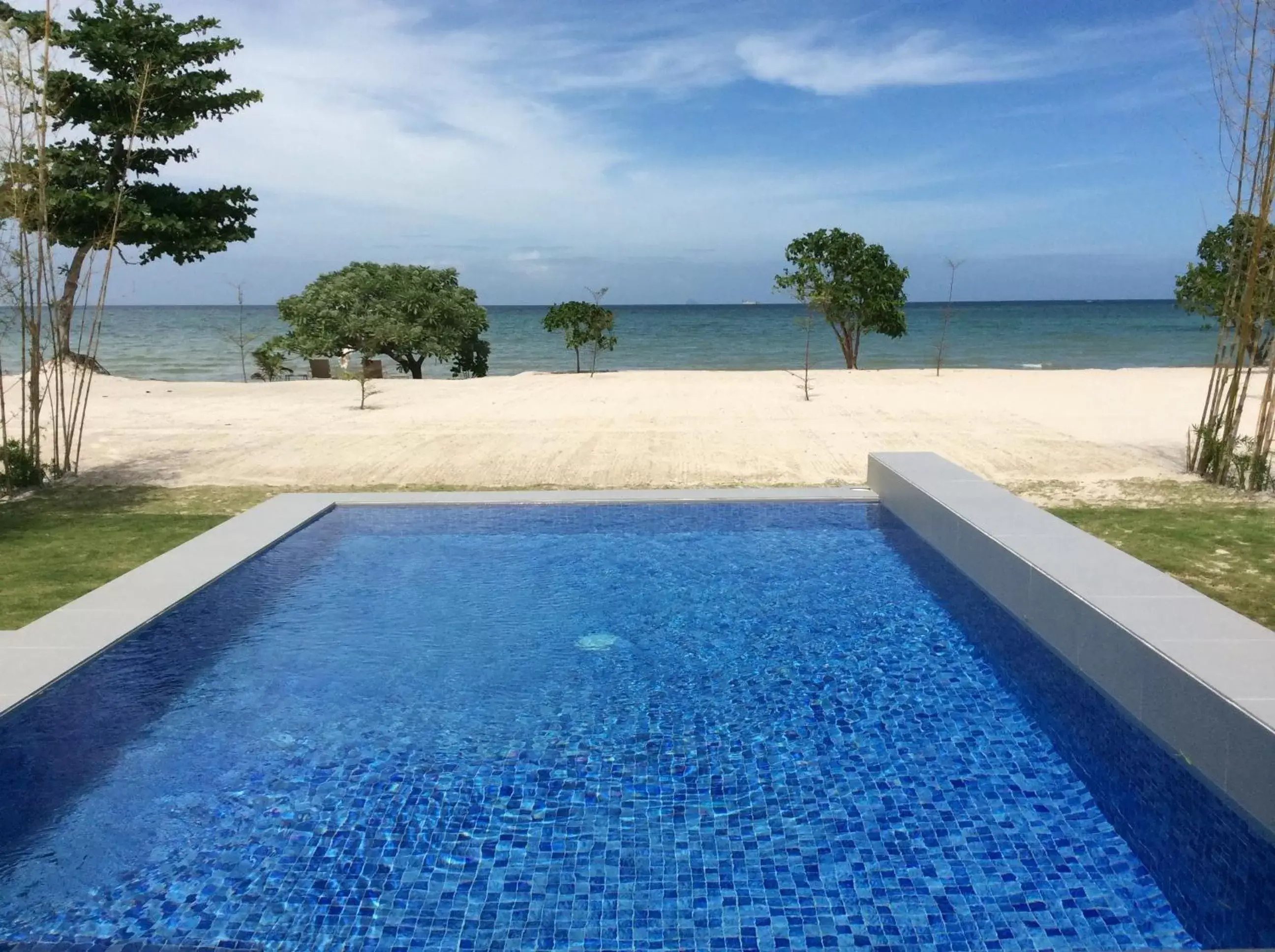 Beach, Swimming Pool in Kandaya Resort