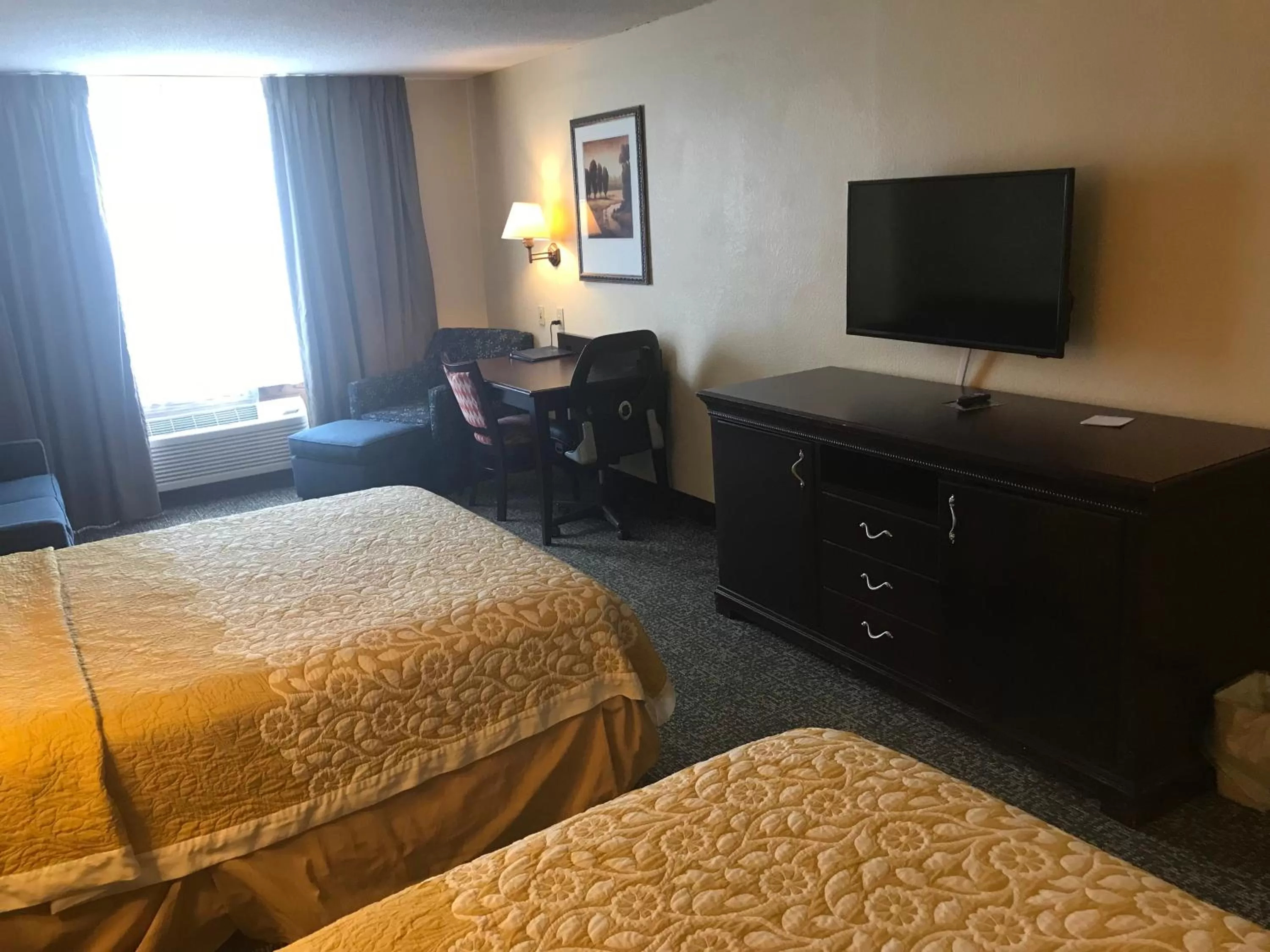 Photo of the whole room, Bed in Days Inn & Suites by Wyndham Tucker/Northlake