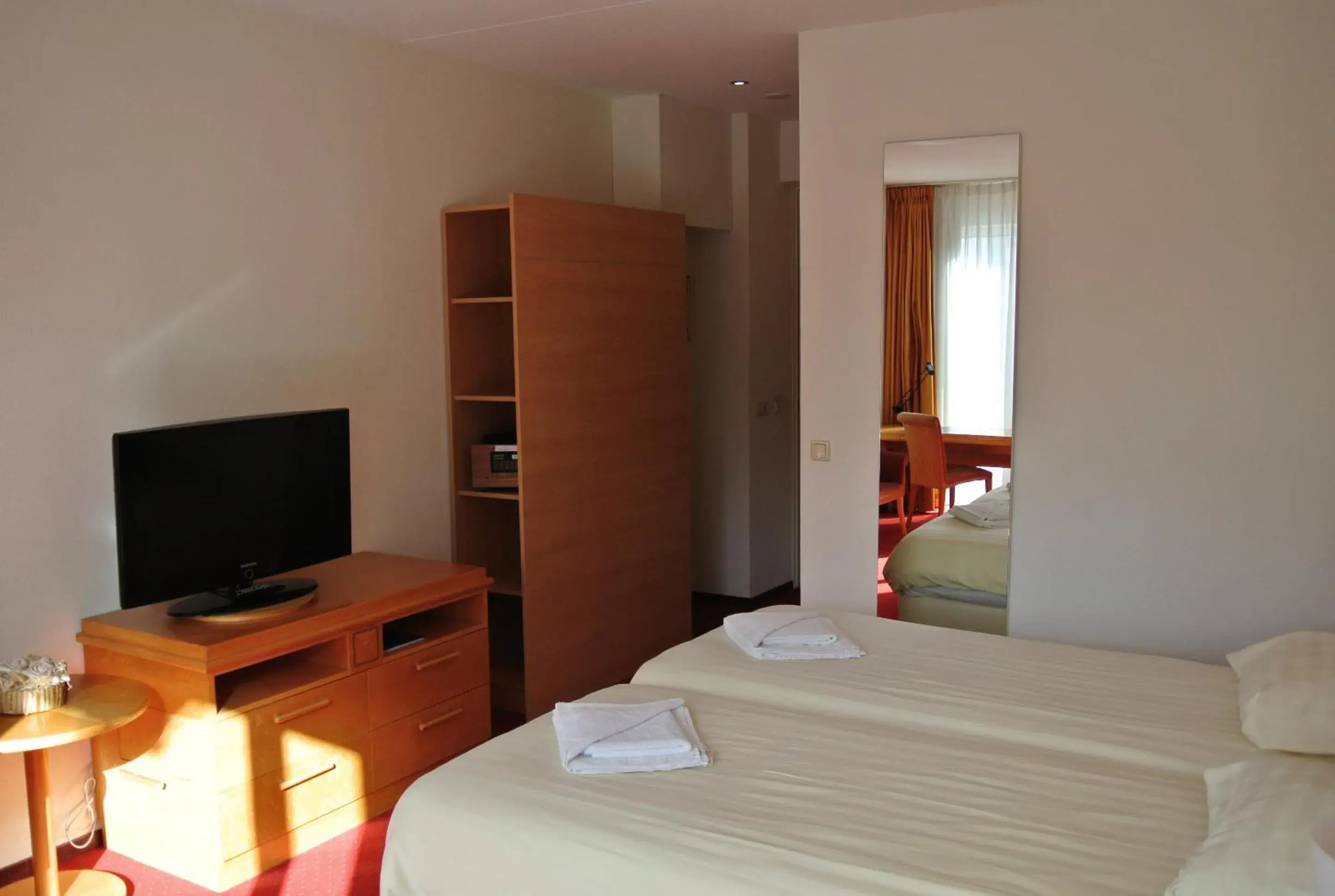 Bedroom, TV/Entertainment Center in Hotel 2000 Valkenburg