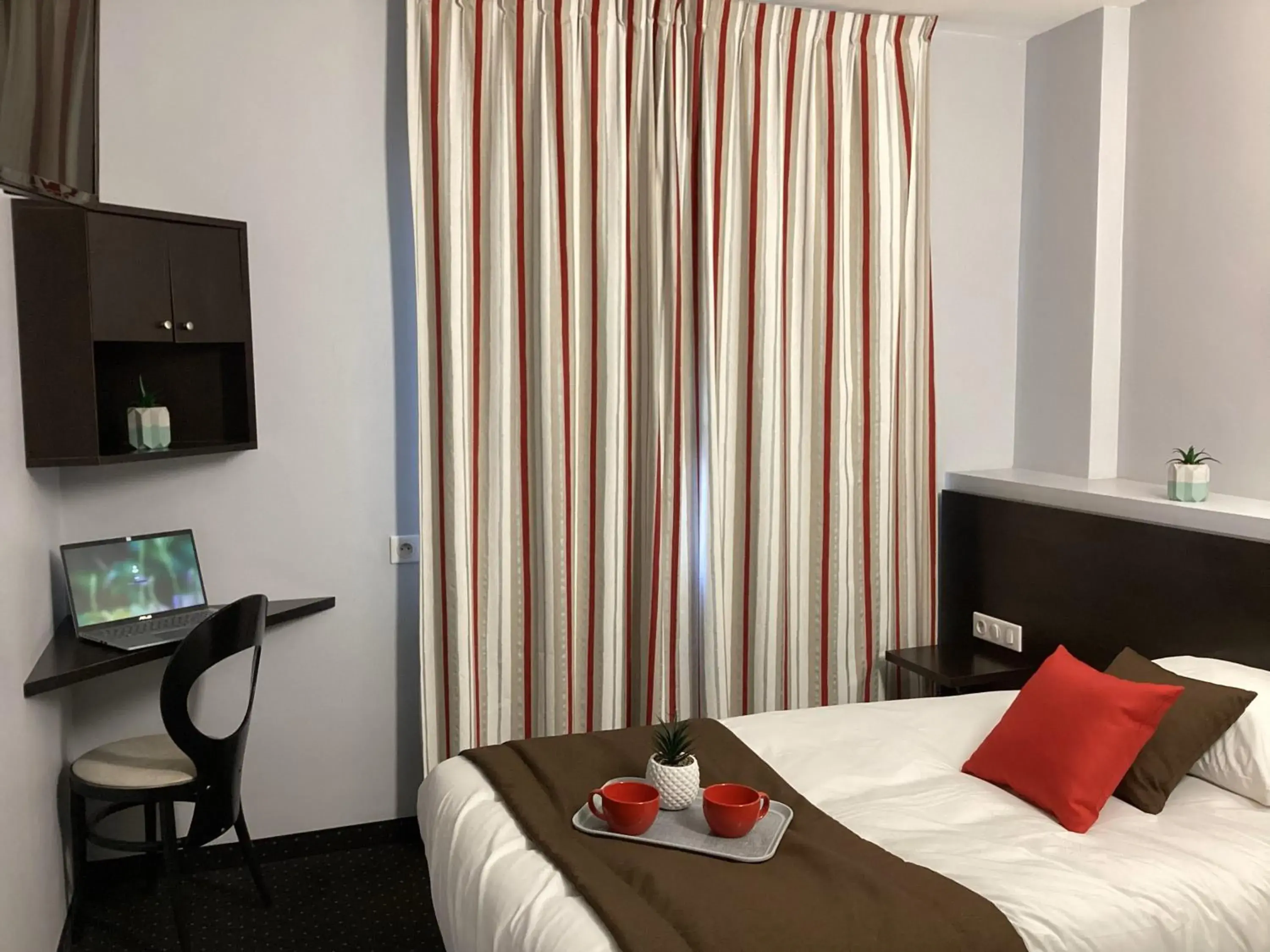 Bedroom, Bed in Hotel Alliance